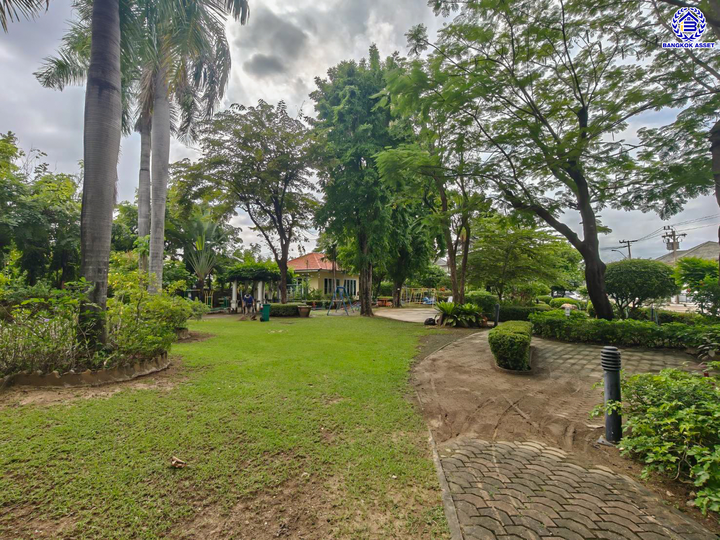 บ้านมือสองตกแต่งใหม่ โครงการ ยิ่งรวยนิเวศน์ ประชาชื่น เนื้อที่ 61 ตร.ว. พื้นที่ใช้สอย 249.92 ตร.ม. ฟังก์ชัน 4 ห้องนอน 3 ห้องน้ำ 2 ที่จอดรถ บนทำเลเชื่อมต่อหลายเส้นทาง ใกล้เซ็นทรัลแจ้งวัฒนะ เมืองทองธานี ทางด่วนศรีรัช และรถไฟฟ้าสายสีชมพู "สถานีแจ้งวัฒนะ14"