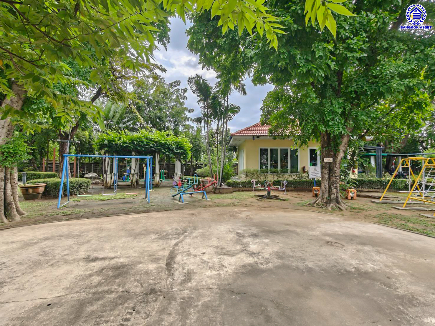 บ้านมือสองตกแต่งใหม่ โครงการ ยิ่งรวยนิเวศน์ ประชาชื่น เนื้อที่ 61 ตร.ว. พื้นที่ใช้สอย 249.92 ตร.ม. ฟังก์ชัน 4 ห้องนอน 3 ห้องน้ำ 2 ที่จอดรถ บนทำเลเชื่อมต่อหลายเส้นทาง ใกล้เซ็นทรัลแจ้งวัฒนะ เมืองทองธานี ทางด่วนศรีรัช และรถไฟฟ้าสายสีชมพู "สถานีแจ้งวัฒนะ14"