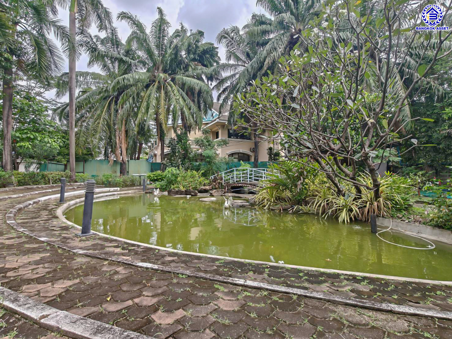 บ้านมือสองตกแต่งใหม่ โครงการ ยิ่งรวยนิเวศน์ ประชาชื่น เนื้อที่ 61 ตร.ว. พื้นที่ใช้สอย 249.92 ตร.ม. ฟังก์ชัน 4 ห้องนอน 3 ห้องน้ำ 2 ที่จอดรถ บนทำเลเชื่อมต่อหลายเส้นทาง ใกล้เซ็นทรัลแจ้งวัฒนะ เมืองทองธานี ทางด่วนศรีรัช และรถไฟฟ้าสายสีชมพู "สถานีแจ้งวัฒนะ14"