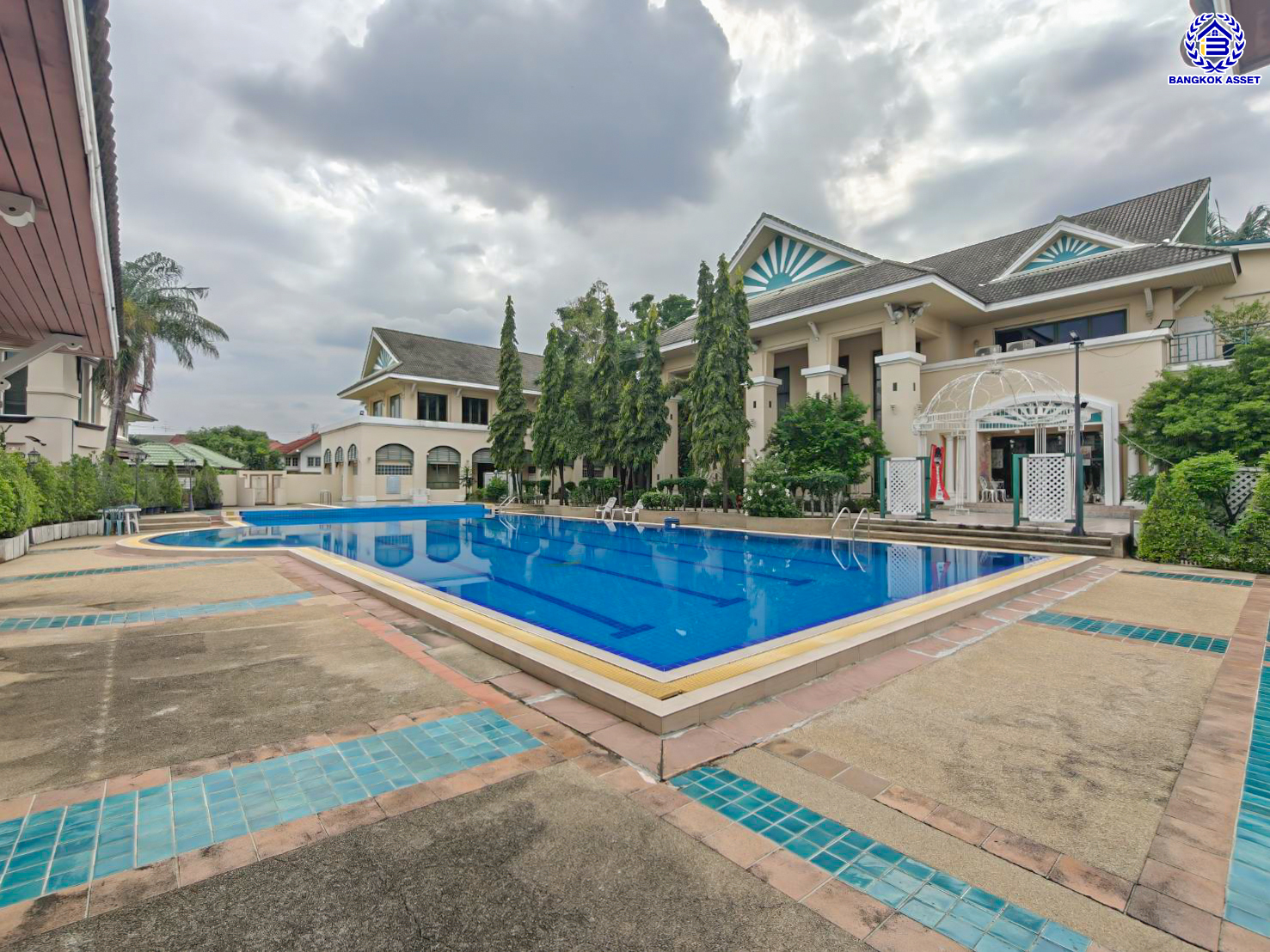 บ้านมือสองตกแต่งใหม่ โครงการ ยิ่งรวยนิเวศน์ ประชาชื่น เนื้อที่ 61 ตร.ว. พื้นที่ใช้สอย 249.92 ตร.ม. ฟังก์ชัน 4 ห้องนอน 3 ห้องน้ำ 2 ที่จอดรถ บนทำเลเชื่อมต่อหลายเส้นทาง ใกล้เซ็นทรัลแจ้งวัฒนะ เมืองทองธานี ทางด่วนศรีรัช และรถไฟฟ้าสายสีชมพู "สถานีแจ้งวัฒนะ14"