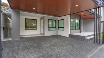 บ้านมือสองตกแต่งใหม่ โครงการ ยิ่งรวยนิเวศน์ ประชาชื่น เนื้อที่ 61 ตร.ว. พื้นที่ใช้สอย 249.92 ตร.ม. ฟังก์ชัน 4 ห้องนอน 3 ห้องน้ำ 2 ที่จอดรถ บนทำเลเชื่อมต่อหลายเส้นทาง ใกล้เซ็นทรัลแจ้งวัฒนะ เมืองทองธานี ทางด่วนศรีรัช และรถไฟฟ้าสายสีชมพู "สถานีแจ้งวัฒนะ14"