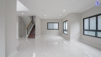 บ้านมือสองตกแต่งใหม่ โครงการ ยิ่งรวยนิเวศน์ ประชาชื่น เนื้อที่ 61 ตร.ว. พื้นที่ใช้สอย 249.92 ตร.ม. ฟังก์ชัน 4 ห้องนอน 3 ห้องน้ำ 2 ที่จอดรถ บนทำเลเชื่อมต่อหลายเส้นทาง ใกล้เซ็นทรัลแจ้งวัฒนะ เมืองทองธานี ทางด่วนศรีรัช และรถไฟฟ้าสายสีชมพู "สถานีแจ้งวัฒนะ14"