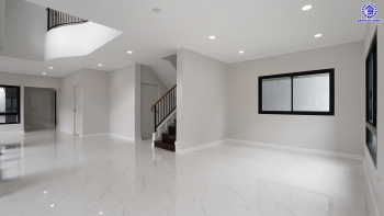 บ้านมือสองตกแต่งใหม่ โครงการ ยิ่งรวยนิเวศน์ ประชาชื่น เนื้อที่ 61 ตร.ว. พื้นที่ใช้สอย 249.92 ตร.ม. ฟังก์ชัน 4 ห้องนอน 3 ห้องน้ำ 2 ที่จอดรถ บนทำเลเชื่อมต่อหลายเส้นทาง ใกล้เซ็นทรัลแจ้งวัฒนะ เมืองทองธานี ทางด่วนศรีรัช และรถไฟฟ้าสายสีชมพู "สถานีแจ้งวัฒนะ14"