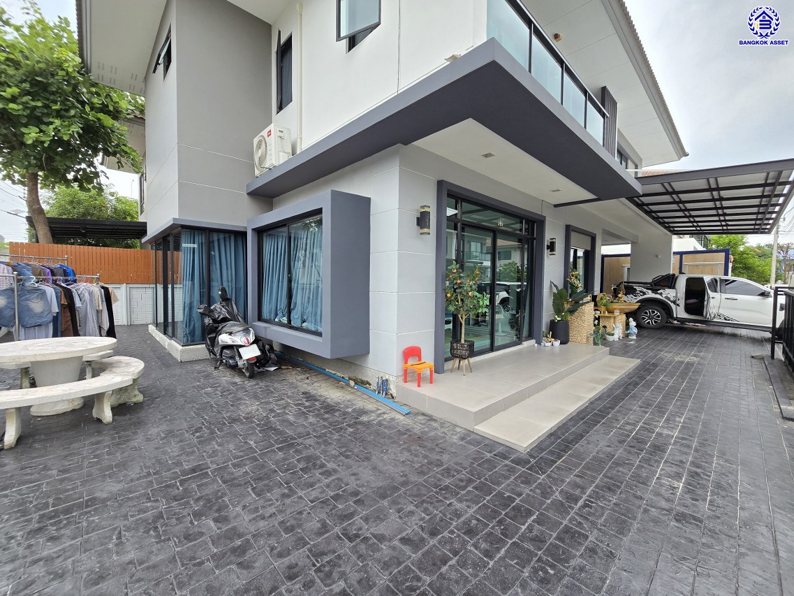 บ้านเดี่ยวมือสอง โครงการ คาซ่าแกรนด์ สุขาภิบาล5 เนื้อที่ 72 ตร.ว. พื้นที่ใช้สอย 255 ตร.ม. ฟังก์ชัน 4 ห้องนอน 4 ห้องน้ำ 2 ที่จอดรถ แถมฟรี! เครื่องปรับอากาศ, เครื่องทำน้ำอุ่น บนทำเลศักยภาพ เดินทางสะดวกเชื่อมต่อถนนสุขาภิบาล5, ถนนสายไหม, ถนนหทัยราษฎร์, ถนนลำลูกกา ใกล้ห้างสรรพสินค้า Fashion Island และจุดขึ้นทางด่วน "รามอินทรา-อาจณรงค์"