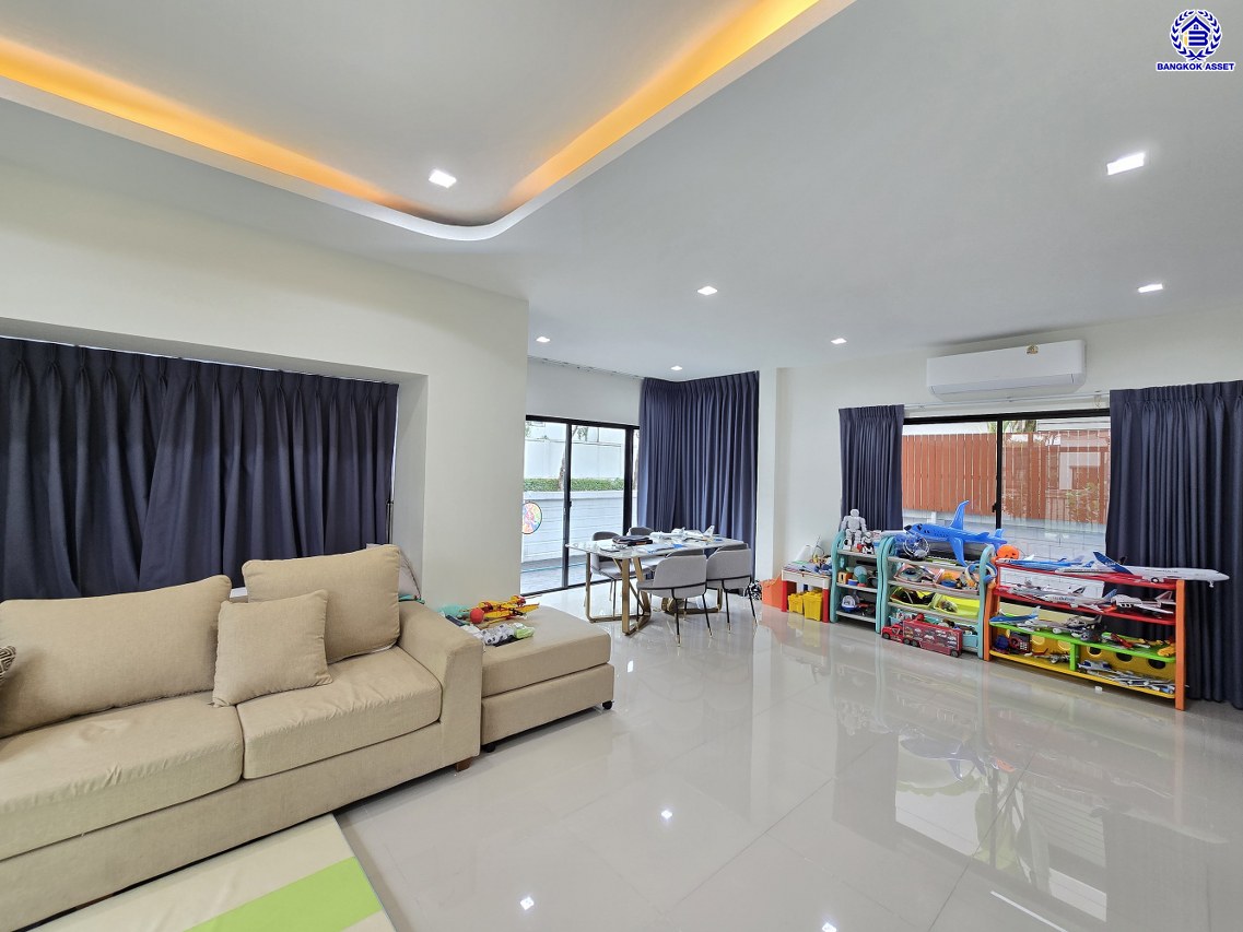 บ้านเดี่ยวมือสอง โครงการ คาซ่าแกรนด์ สุขาภิบาล5 เนื้อที่ 72 ตร.ว. พื้นที่ใช้สอย 255 ตร.ม. ฟังก์ชัน 4 ห้องนอน 4 ห้องน้ำ 2 ที่จอดรถ แถมฟรี! เครื่องปรับอากาศ, เครื่องทำน้ำอุ่น บนทำเลศักยภาพ เดินทางสะดวกเชื่อมต่อถนนสุขาภิบาล5, ถนนสายไหม, ถนนหทัยราษฎร์, ถนนลำลูกกา ใกล้ห้างสรรพสินค้า Fashion Island และจุดขึ้นทางด่วน "รามอินทรา-อาจณรงค์"