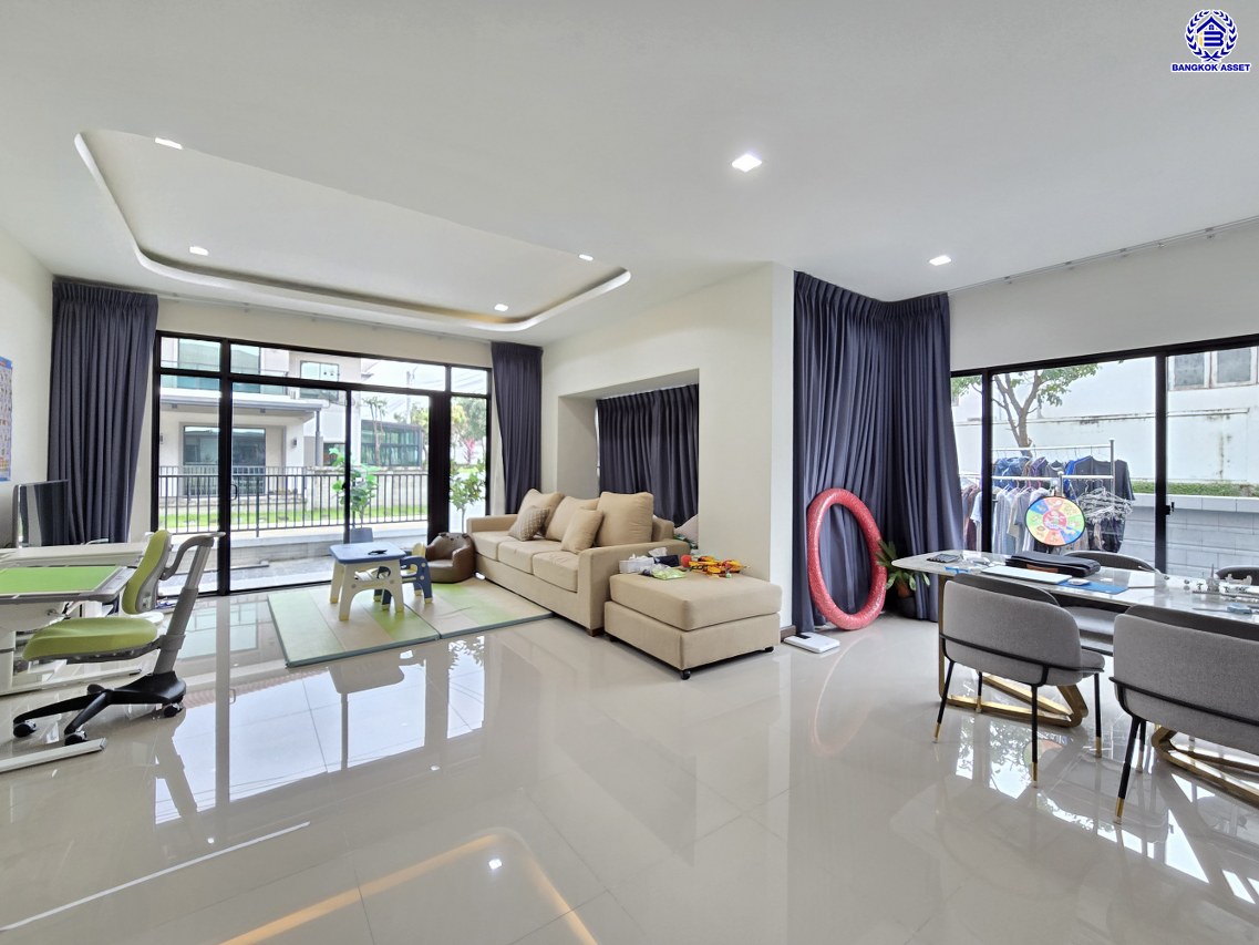 บ้านเดี่ยวมือสอง โครงการ คาซ่าแกรนด์ สุขาภิบาล5 เนื้อที่ 72 ตร.ว. พื้นที่ใช้สอย 255 ตร.ม. ฟังก์ชัน 4 ห้องนอน 4 ห้องน้ำ 2 ที่จอดรถ แถมฟรี! เครื่องปรับอากาศ, เครื่องทำน้ำอุ่น บนทำเลศักยภาพ เดินทางสะดวกเชื่อมต่อถนนสุขาภิบาล5, ถนนสายไหม, ถนนหทัยราษฎร์, ถนนลำลูกกา ใกล้ห้างสรรพสินค้า Fashion Island และจุดขึ้นทางด่วน "รามอินทรา-อาจณรงค์"