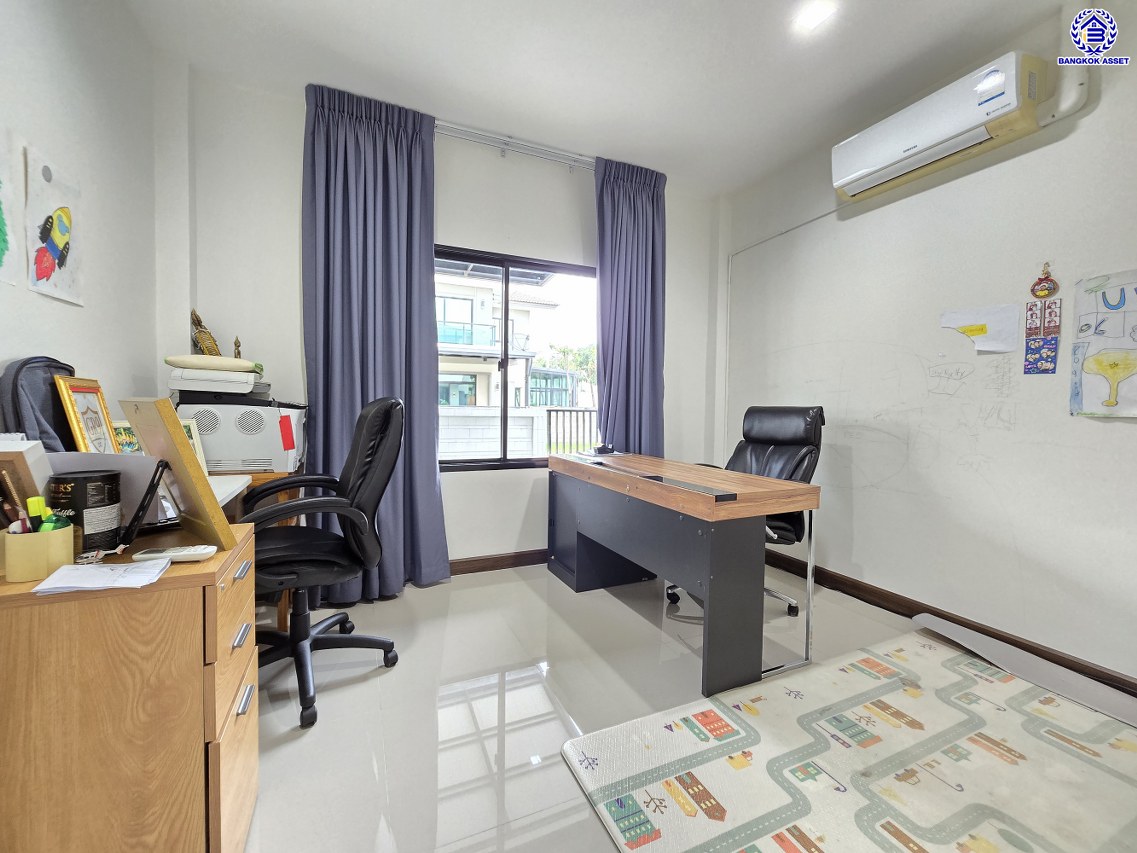 บ้านเดี่ยวมือสอง โครงการ คาซ่าแกรนด์ สุขาภิบาล5 เนื้อที่ 72 ตร.ว. พื้นที่ใช้สอย 255 ตร.ม. ฟังก์ชัน 4 ห้องนอน 4 ห้องน้ำ 2 ที่จอดรถ แถมฟรี! เครื่องปรับอากาศ, เครื่องทำน้ำอุ่น บนทำเลศักยภาพ เดินทางสะดวกเชื่อมต่อถนนสุขาภิบาล5, ถนนสายไหม, ถนนหทัยราษฎร์, ถนนลำลูกกา ใกล้ห้างสรรพสินค้า Fashion Island และจุดขึ้นทางด่วน "รามอินทรา-อาจณรงค์"