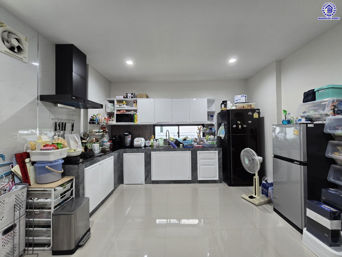 บ้านเดี่ยวมือสอง โครงการ คาซ่าแกรนด์ สุขาภิบาล5 เนื้อที่ 72 ตร.ว. พื้นที่ใช้สอย 255 ตร.ม. ฟังก์ชัน 4 ห้องนอน 4 ห้องน้ำ 2 ที่จอดรถ แถมฟรี! เครื่องปรับอากาศ, เครื่องทำน้ำอุ่น บนทำเลศักยภาพ เดินทางสะดวกเชื่อมต่อถนนสุขาภิบาล5, ถนนสายไหม, ถนนหทัยราษฎร์, ถนนลำลูกกา ใกล้ห้างสรรพสินค้า Fashion Island และจุดขึ้นทางด่วน "รามอินทรา-อาจณรงค์"