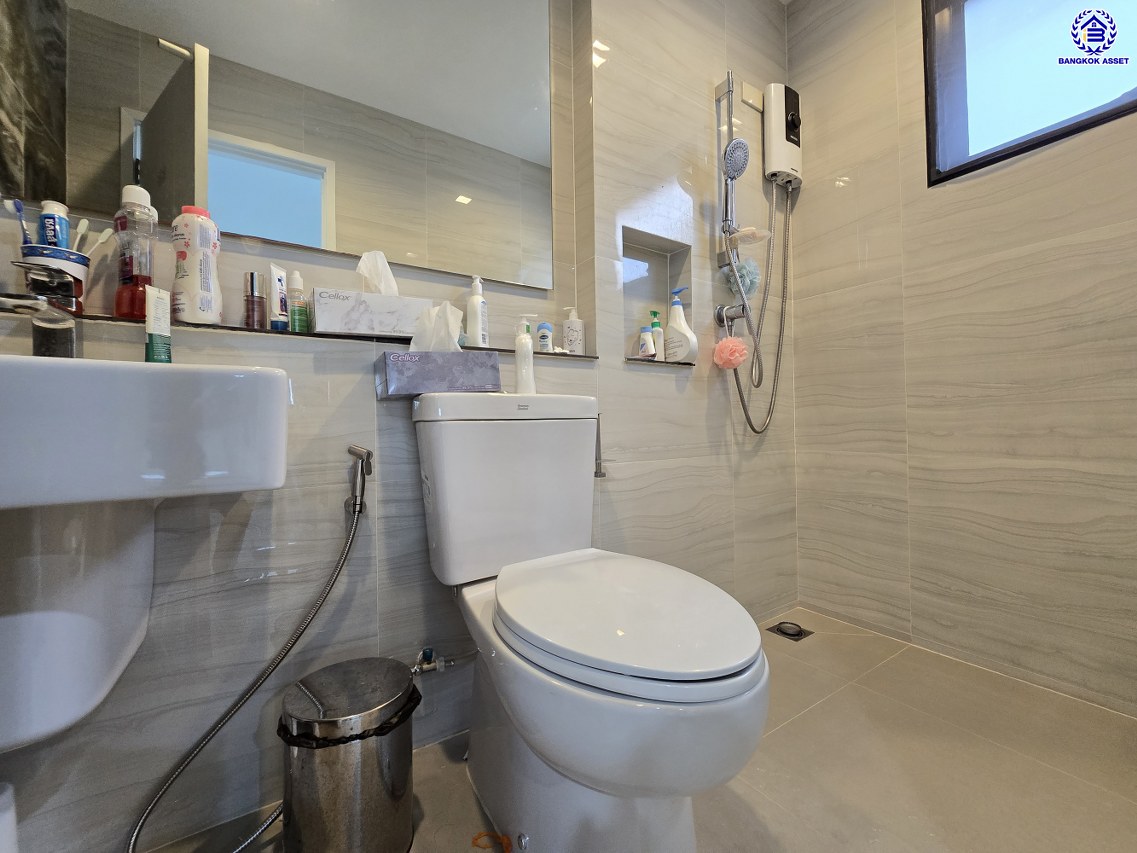 บ้านเดี่ยวมือสอง โครงการ คาซ่าแกรนด์ สุขาภิบาล5 เนื้อที่ 72 ตร.ว. พื้นที่ใช้สอย 255 ตร.ม. ฟังก์ชัน 4 ห้องนอน 4 ห้องน้ำ 2 ที่จอดรถ แถมฟรี! เครื่องปรับอากาศ, เครื่องทำน้ำอุ่น บนทำเลศักยภาพ เดินทางสะดวกเชื่อมต่อถนนสุขาภิบาล5, ถนนสายไหม, ถนนหทัยราษฎร์, ถนนลำลูกกา ใกล้ห้างสรรพสินค้า Fashion Island และจุดขึ้นทางด่วน "รามอินทรา-อาจณรงค์"