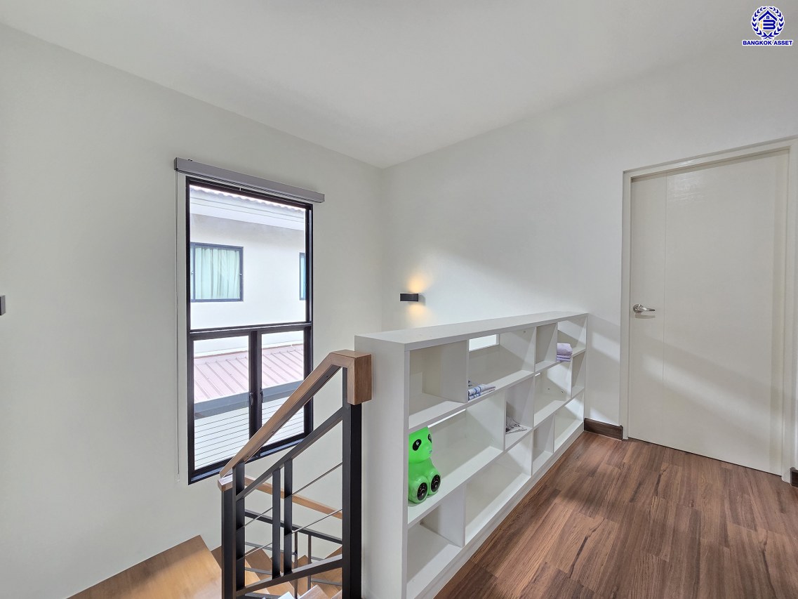 บ้านเดี่ยวมือสอง โครงการ คาซ่าแกรนด์ สุขาภิบาล5 เนื้อที่ 72 ตร.ว. พื้นที่ใช้สอย 255 ตร.ม. ฟังก์ชัน 4 ห้องนอน 4 ห้องน้ำ 2 ที่จอดรถ แถมฟรี! เครื่องปรับอากาศ, เครื่องทำน้ำอุ่น บนทำเลศักยภาพ เดินทางสะดวกเชื่อมต่อถนนสุขาภิบาล5, ถนนสายไหม, ถนนหทัยราษฎร์, ถนนลำลูกกา ใกล้ห้างสรรพสินค้า Fashion Island และจุดขึ้นทางด่วน "รามอินทรา-อาจณรงค์"