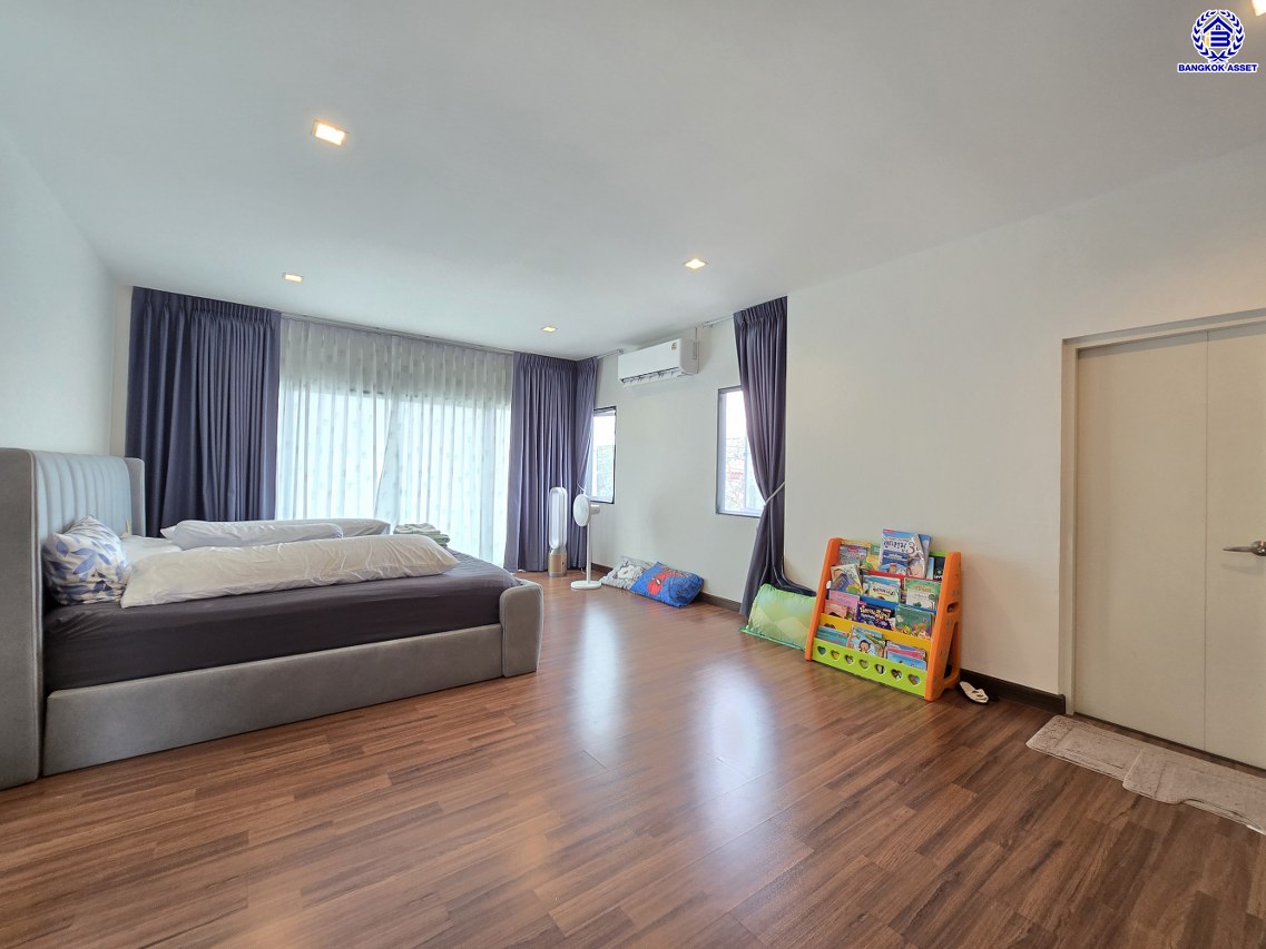 บ้านเดี่ยวมือสอง โครงการ คาซ่าแกรนด์ สุขาภิบาล5 เนื้อที่ 72 ตร.ว. พื้นที่ใช้สอย 255 ตร.ม. ฟังก์ชัน 4 ห้องนอน 4 ห้องน้ำ 2 ที่จอดรถ แถมฟรี! เครื่องปรับอากาศ, เครื่องทำน้ำอุ่น บนทำเลศักยภาพ เดินทางสะดวกเชื่อมต่อถนนสุขาภิบาล5, ถนนสายไหม, ถนนหทัยราษฎร์, ถนนลำลูกกา ใกล้ห้างสรรพสินค้า Fashion Island และจุดขึ้นทางด่วน "รามอินทรา-อาจณรงค์"