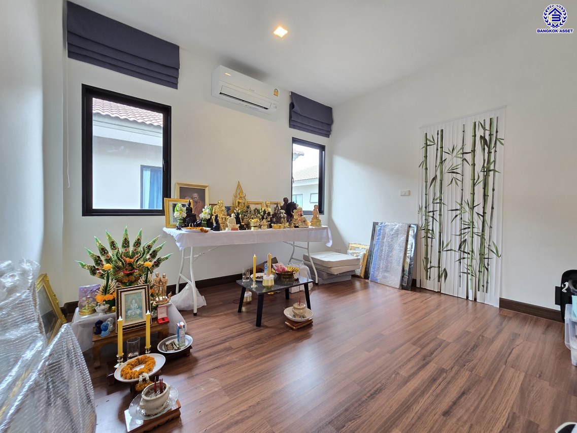 บ้านเดี่ยวมือสอง โครงการ คาซ่าแกรนด์ สุขาภิบาล5 เนื้อที่ 72 ตร.ว. พื้นที่ใช้สอย 255 ตร.ม. ฟังก์ชัน 4 ห้องนอน 4 ห้องน้ำ 2 ที่จอดรถ แถมฟรี! เครื่องปรับอากาศ, เครื่องทำน้ำอุ่น บนทำเลศักยภาพ เดินทางสะดวกเชื่อมต่อถนนสุขาภิบาล5, ถนนสายไหม, ถนนหทัยราษฎร์, ถนนลำลูกกา ใกล้ห้างสรรพสินค้า Fashion Island และจุดขึ้นทางด่วน "รามอินทรา-อาจณรงค์"