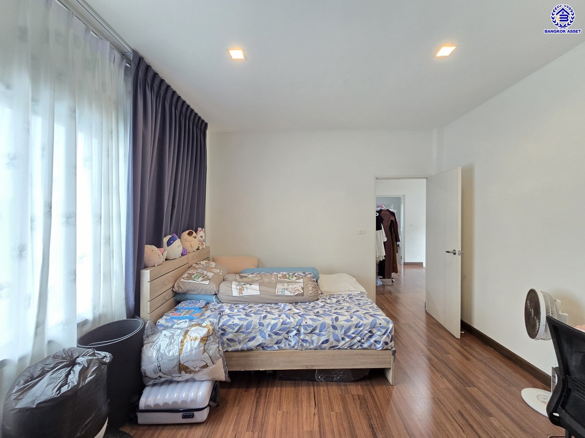 บ้านเดี่ยวมือสอง โครงการ คาซ่าแกรนด์ สุขาภิบาล5 เนื้อที่ 72 ตร.ว. พื้นที่ใช้สอย 255 ตร.ม. ฟังก์ชัน 4 ห้องนอน 4 ห้องน้ำ 2 ที่จอดรถ แถมฟรี! เครื่องปรับอากาศ, เครื่องทำน้ำอุ่น บนทำเลศักยภาพ เดินทางสะดวกเชื่อมต่อถนนสุขาภิบาล5, ถนนสายไหม, ถนนหทัยราษฎร์, ถนนลำลูกกา ใกล้ห้างสรรพสินค้า Fashion Island และจุดขึ้นทางด่วน "รามอินทรา-อาจณรงค์"