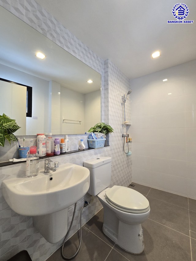 บ้านเดี่ยวมือสอง โครงการ คาซ่าแกรนด์ สุขาภิบาล5 เนื้อที่ 72 ตร.ว. พื้นที่ใช้สอย 255 ตร.ม. ฟังก์ชัน 4 ห้องนอน 4 ห้องน้ำ 2 ที่จอดรถ แถมฟรี! เครื่องปรับอากาศ, เครื่องทำน้ำอุ่น บนทำเลศักยภาพ เดินทางสะดวกเชื่อมต่อถนนสุขาภิบาล5, ถนนสายไหม, ถนนหทัยราษฎร์, ถนนลำลูกกา ใกล้ห้างสรรพสินค้า Fashion Island และจุดขึ้นทางด่วน "รามอินทรา-อาจณรงค์"