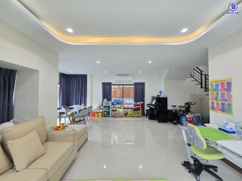 บ้านเดี่ยวมือสอง โครงการ คาซ่าแกรนด์ สุขาภิบาล5 เนื้อที่ 72 ตร.ว. พื้นที่ใช้สอย 255 ตร.ม. ฟังก์ชัน 4 ห้องนอน 4 ห้องน้ำ 2 ที่จอดรถ แถมฟรี! เครื่องปรับอากาศ, เครื่องทำน้ำอุ่น บนทำเลศักยภาพ เดินทางสะดวกเชื่อมต่อถนนสุขาภิบาล5, ถนนสายไหม, ถนนหทัยราษฎร์, ถนนลำลูกกา ใกล้ห้างสรรพสินค้า Fashion Island และจุดขึ้นทางด่วน "รามอินทรา-อาจณรงค์"