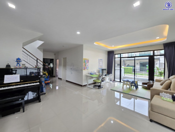 บ้านเดี่ยวมือสอง โครงการ คาซ่าแกรนด์ สุขาภิบาล5 เนื้อที่ 72 ตร.ว. พื้นที่ใช้สอย 255 ตร.ม. ฟังก์ชัน 4 ห้องนอน 4 ห้องน้ำ 2 ที่จอดรถ แถมฟรี! เครื่องปรับอากาศ, เครื่องทำน้ำอุ่น บนทำเลศักยภาพ เดินทางสะดวกเชื่อมต่อถนนสุขาภิบาล5, ถนนสายไหม, ถนนหทัยราษฎร์, ถนนลำลูกกา ใกล้ห้างสรรพสินค้า Fashion Island และจุดขึ้นทางด่วน "รามอินทรา-อาจณรงค์"