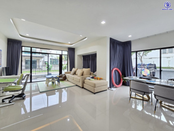 บ้านเดี่ยวมือสอง โครงการ คาซ่าแกรนด์ สุขาภิบาล5 เนื้อที่ 72 ตร.ว. พื้นที่ใช้สอย 255 ตร.ม. ฟังก์ชัน 4 ห้องนอน 4 ห้องน้ำ 2 ที่จอดรถ แถมฟรี! เครื่องปรับอากาศ, เครื่องทำน้ำอุ่น บนทำเลศักยภาพ เดินทางสะดวกเชื่อมต่อถนนสุขาภิบาล5, ถนนสายไหม, ถนนหทัยราษฎร์, ถนนลำลูกกา ใกล้ห้างสรรพสินค้า Fashion Island และจุดขึ้นทางด่วน "รามอินทรา-อาจณรงค์"