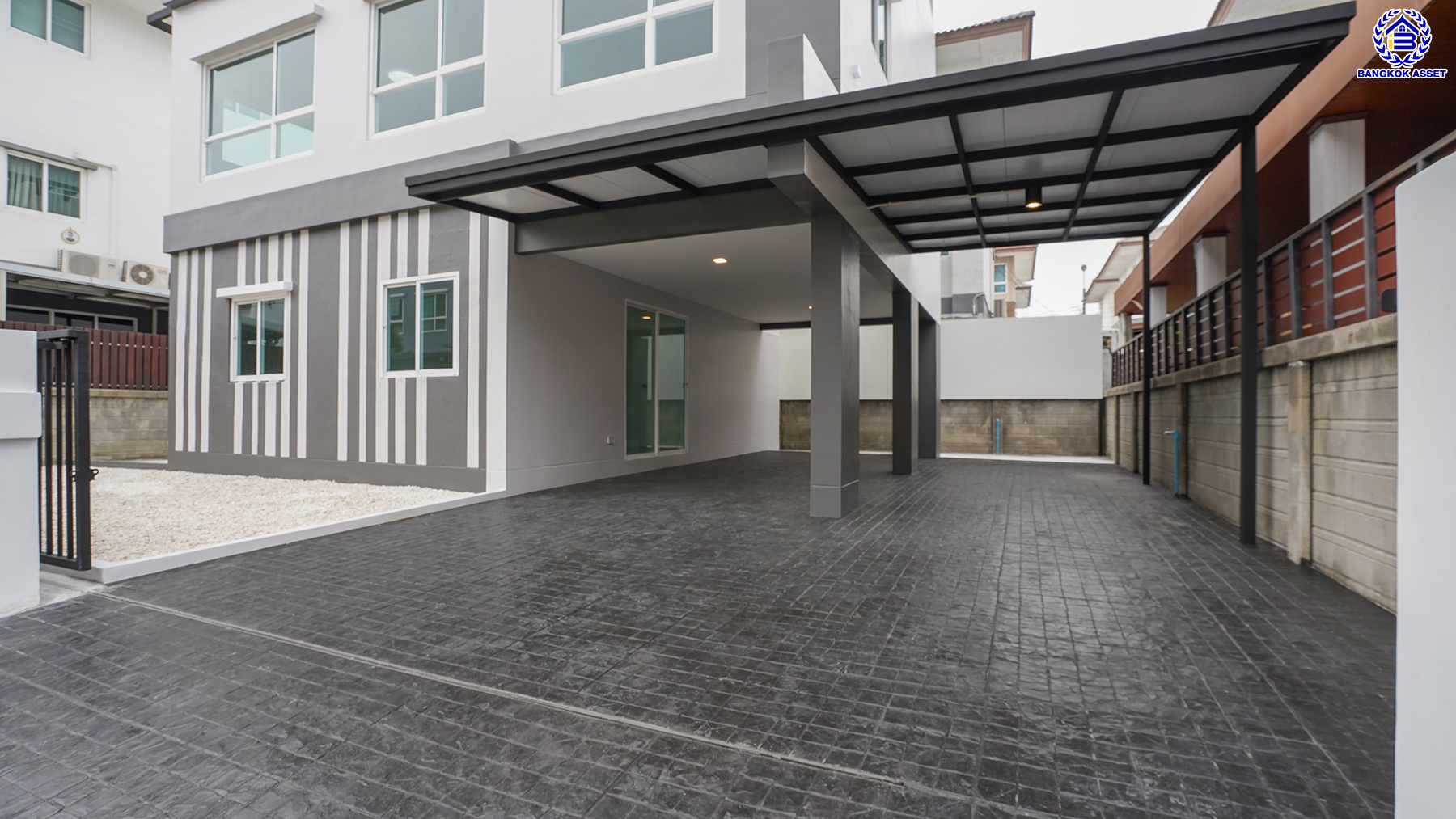 บ้านมือสองตกแต่งใหม่ โครงการ คาซ่าพรีเมี่ยม ราชพฤกษ์-พระราม5 บ้านเดี่ยวหลังใหญ่ 3 ชั้น แบรนด์ Q.House เนื้อที่ 50.4 ตร.ว. ดีไซน์ตอบทุกไลฟ์สไตล์ ฟังก์ชัน 3 ห้องนอนใหญ่ 4 ห้องน้ำ จอดรถได้ 2 คัน บนทำเลติดถนนใหญ่ เชื่อมต่อทุกเส้นทาง ใกล้ตลาดเจ้าพระยา, เดอะวอล์ค, ร.ร.เตรียมอุดมศึกษาฯ, เซ็นทรัลเวสต์เกตและรถไฟฟ้า "สถานีบางพลู"...