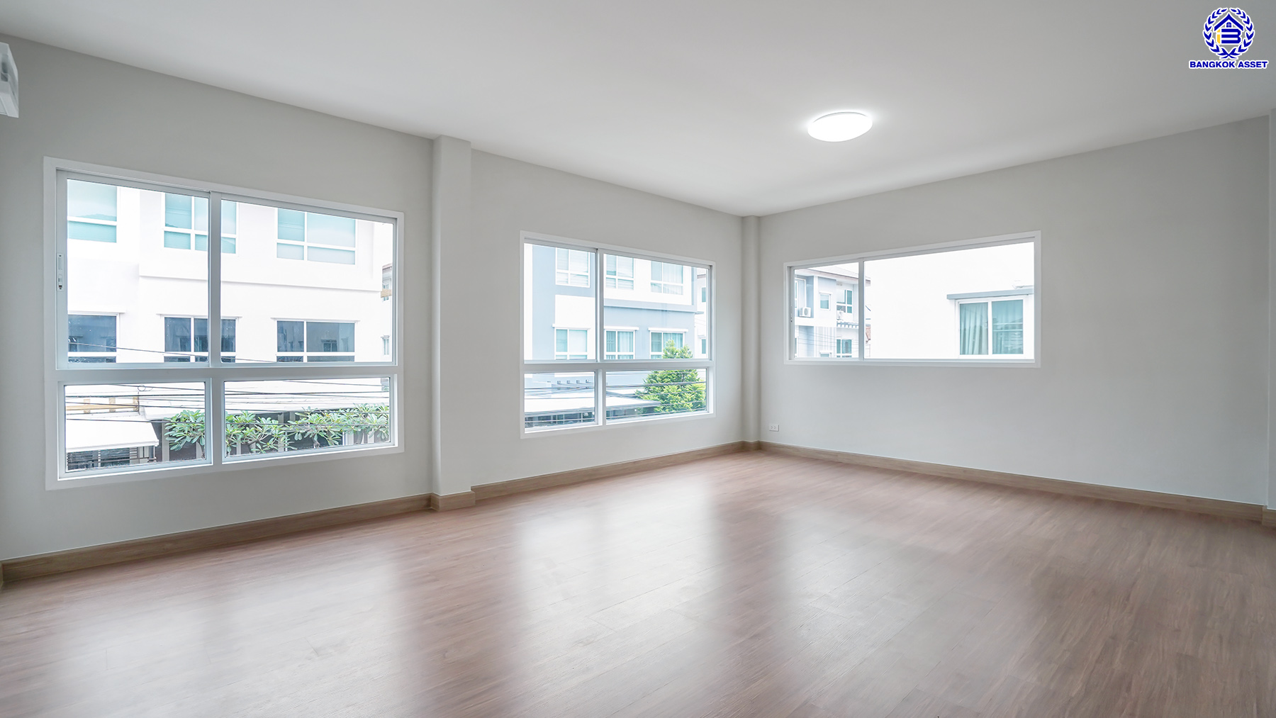 บ้านมือสองตกแต่งใหม่ โครงการ คาซ่าพรีเมี่ยม ราชพฤกษ์-พระราม5 บ้านเดี่ยวหลังใหญ่ 3 ชั้น แบรนด์ Q.House เนื้อที่ 50.4 ตร.ว. ดีไซน์ตอบทุกไลฟ์สไตล์ ฟังก์ชัน 3 ห้องนอนใหญ่ 4 ห้องน้ำ จอดรถได้ 2 คัน บนทำเลติดถนนใหญ่ เชื่อมต่อทุกเส้นทาง ใกล้ตลาดเจ้าพระยา, เดอะวอล์ค, ร.ร.เตรียมอุดมศึกษาฯ, เซ็นทรัลเวสต์เกตและรถไฟฟ้า "สถานีบางพลู"...