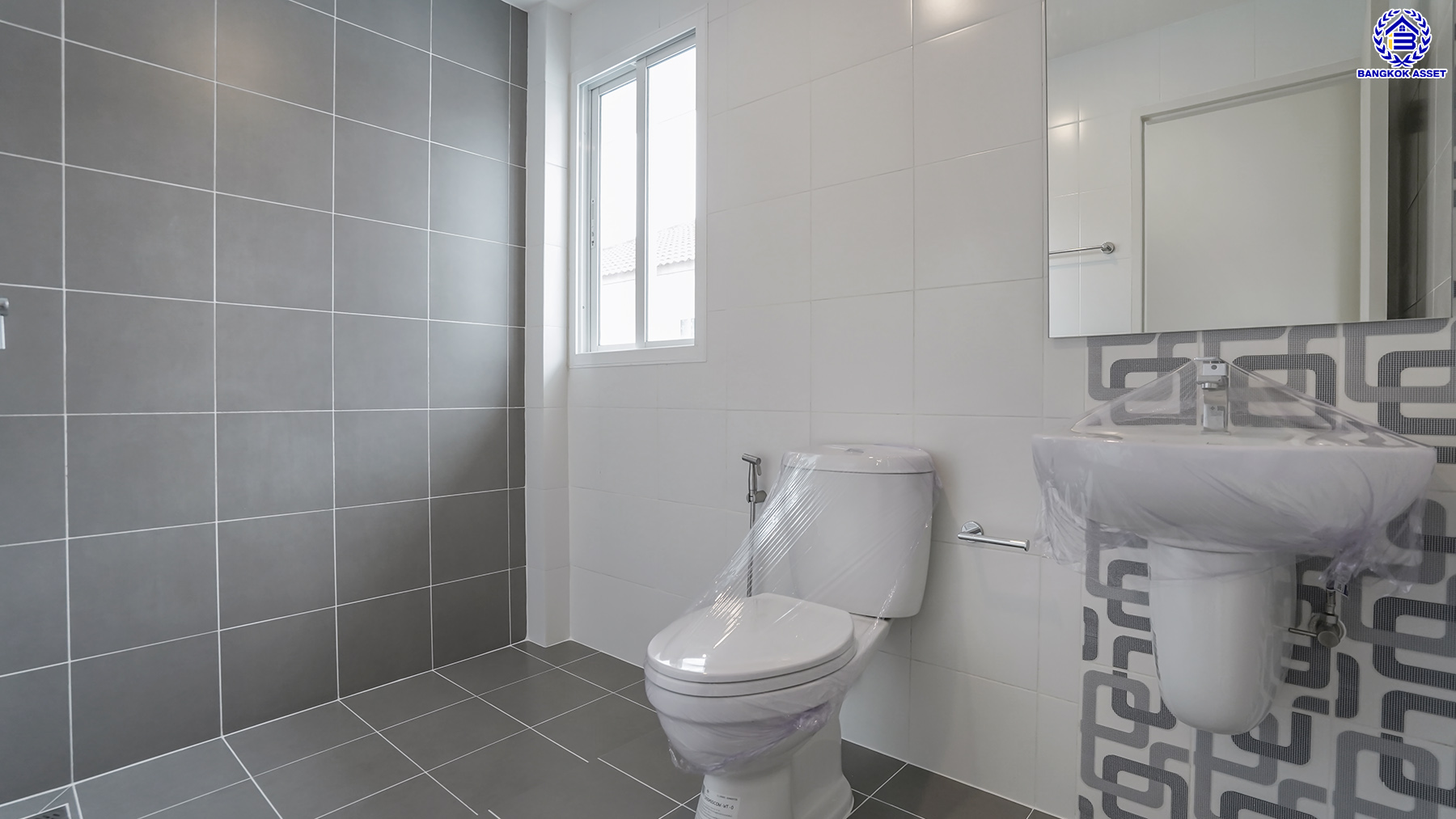 บ้านมือสองตกแต่งใหม่ โครงการ คาซ่าพรีเมี่ยม ราชพฤกษ์-พระราม5 บ้านเดี่ยวหลังใหญ่ 3 ชั้น แบรนด์ Q.House เนื้อที่ 50.4 ตร.ว. ดีไซน์ตอบทุกไลฟ์สไตล์ ฟังก์ชัน 3 ห้องนอนใหญ่ 4 ห้องน้ำ จอดรถได้ 2 คัน บนทำเลติดถนนใหญ่ เชื่อมต่อทุกเส้นทาง ใกล้ตลาดเจ้าพระยา, เดอะวอล์ค, ร.ร.เตรียมอุดมศึกษาฯ, เซ็นทรัลเวสต์เกตและรถไฟฟ้า "สถานีบางพลู"...