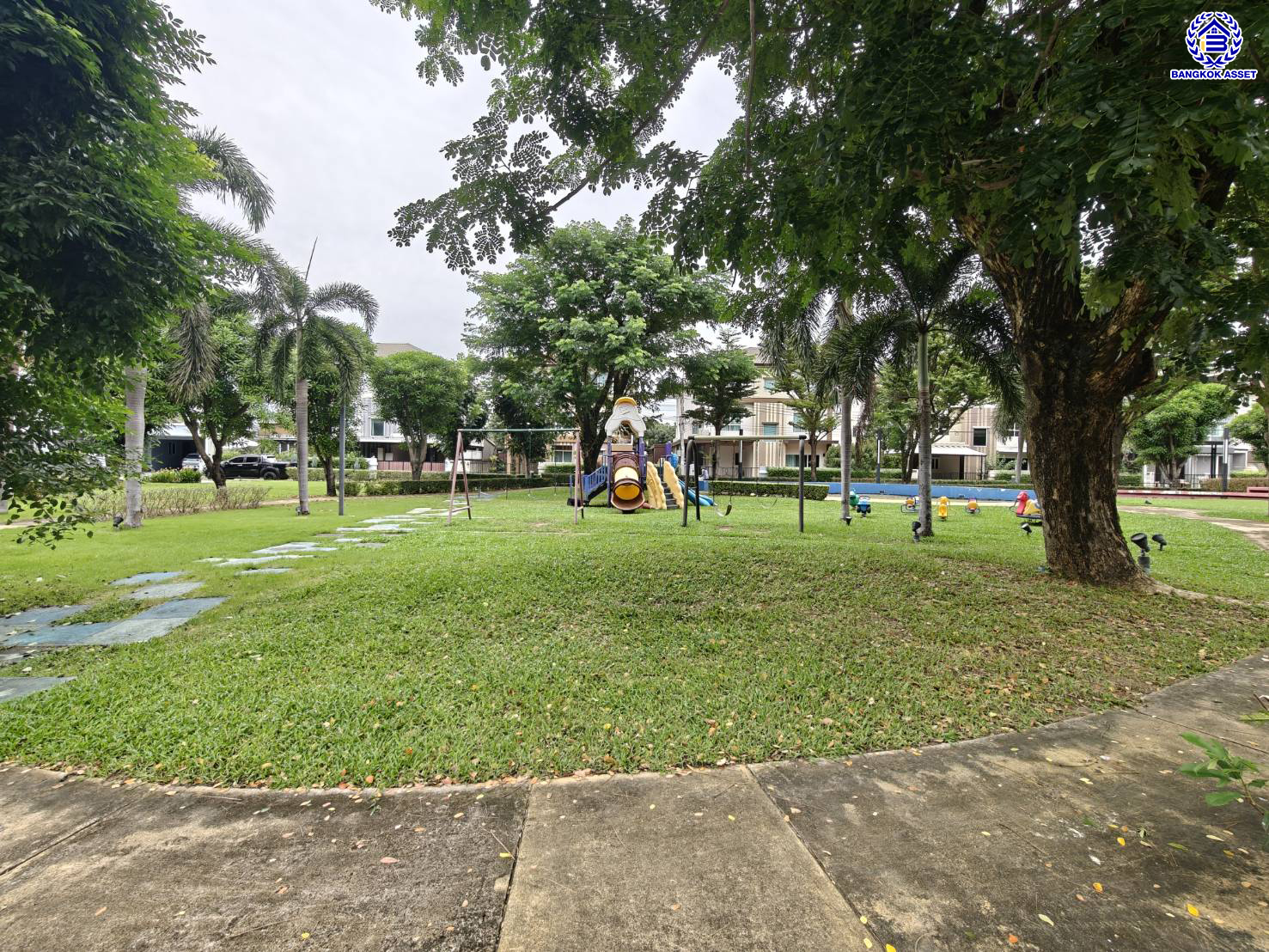 บ้านมือสองตกแต่งใหม่ โครงการ คาซ่าพรีเมี่ยม ราชพฤกษ์-พระราม5 บ้านเดี่ยวหลังใหญ่ 3 ชั้น แบรนด์ Q.House เนื้อที่ 50.4 ตร.ว. ดีไซน์ตอบทุกไลฟ์สไตล์ ฟังก์ชัน 3 ห้องนอนใหญ่ 4 ห้องน้ำ จอดรถได้ 2 คัน บนทำเลติดถนนใหญ่ เชื่อมต่อทุกเส้นทาง ใกล้ตลาดเจ้าพระยา, เดอะวอล์ค, ร.ร.เตรียมอุดมศึกษาฯ, เซ็นทรัลเวสต์เกตและรถไฟฟ้า "สถานีบางพลู"...