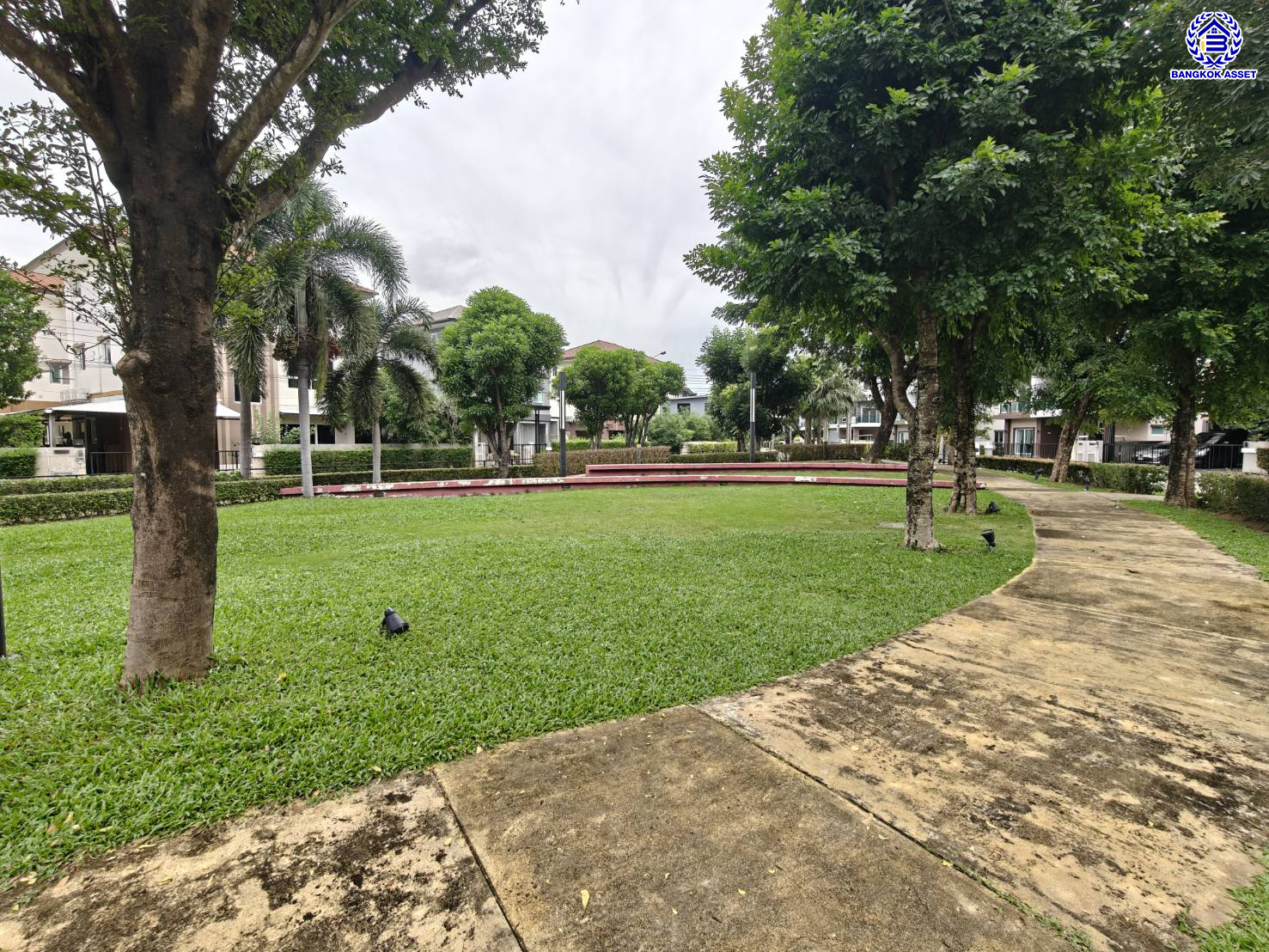 บ้านมือสองตกแต่งใหม่ โครงการ คาซ่าพรีเมี่ยม ราชพฤกษ์-พระราม5 บ้านเดี่ยวหลังใหญ่ 3 ชั้น แบรนด์ Q.House เนื้อที่ 50.4 ตร.ว. ดีไซน์ตอบทุกไลฟ์สไตล์ ฟังก์ชัน 3 ห้องนอนใหญ่ 4 ห้องน้ำ จอดรถได้ 2 คัน บนทำเลติดถนนใหญ่ เชื่อมต่อทุกเส้นทาง ใกล้ตลาดเจ้าพระยา, เดอะวอล์ค, ร.ร.เตรียมอุดมศึกษาฯ, เซ็นทรัลเวสต์เกตและรถไฟฟ้า "สถานีบางพลู"...