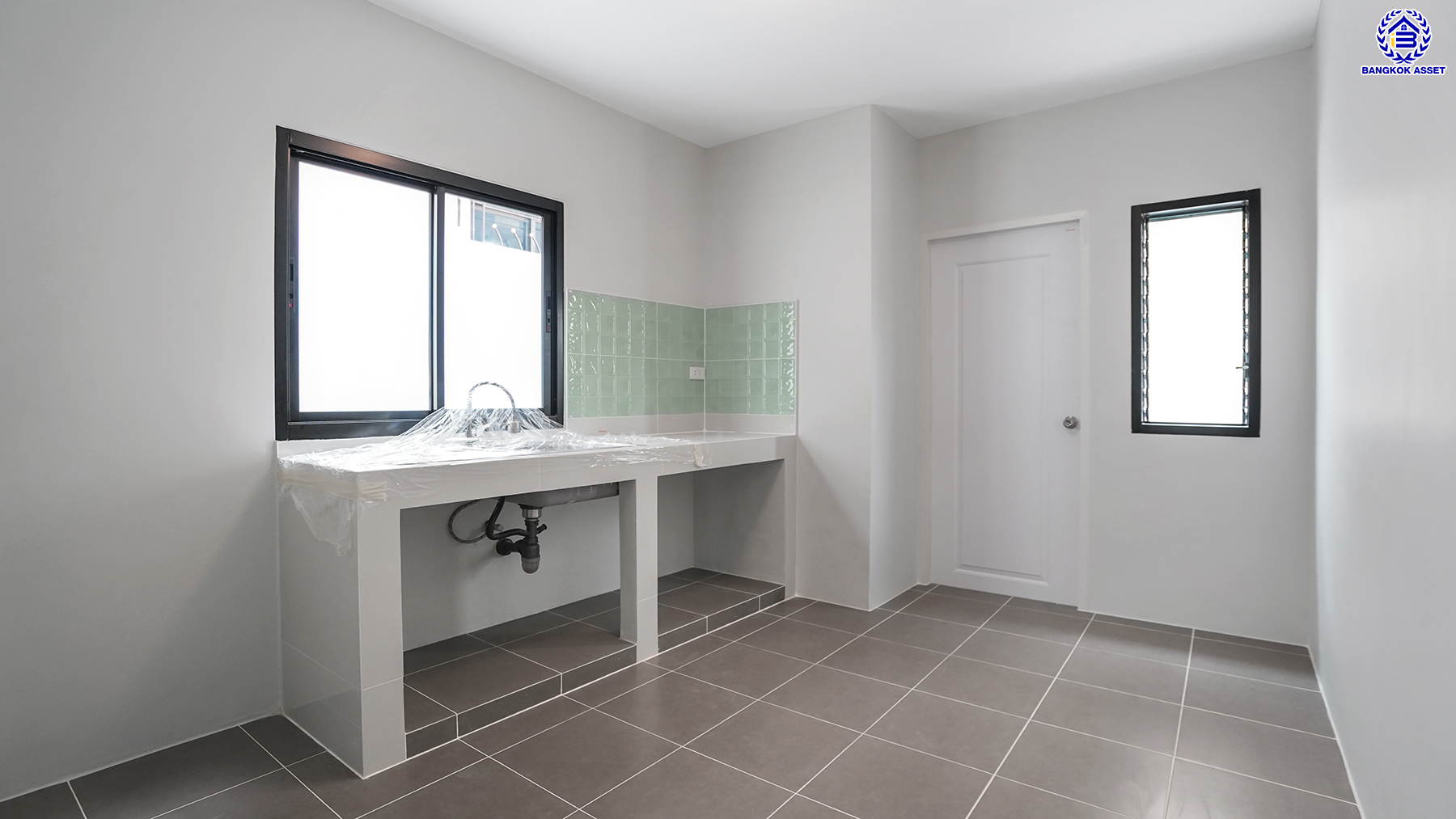 บ้านมือสองตกแต่งใหม่ โครงการ เพชรวัฒนะ เลียบคลองประปา บ้านเดี่ยวเนื้อที่ 50 ตร.ว. พื้นที่ใช้สอย 232.28 ตร.ม. พร้อมฟังก์ชัน 4 ห้องนอน 3 ห้องน้ำ จอดรถได้ 2 คัน บนทำเลเชื่อมต่อแจ้งวัฒนะ, ถนนศรีสมาน, ถนนสรงประภา เดินทางสะดวก ใกล้ทางด่วน "อุตราภิมุข" และรถไฟฟ้าสายสีชมพู "สถานีศรีรัช"...