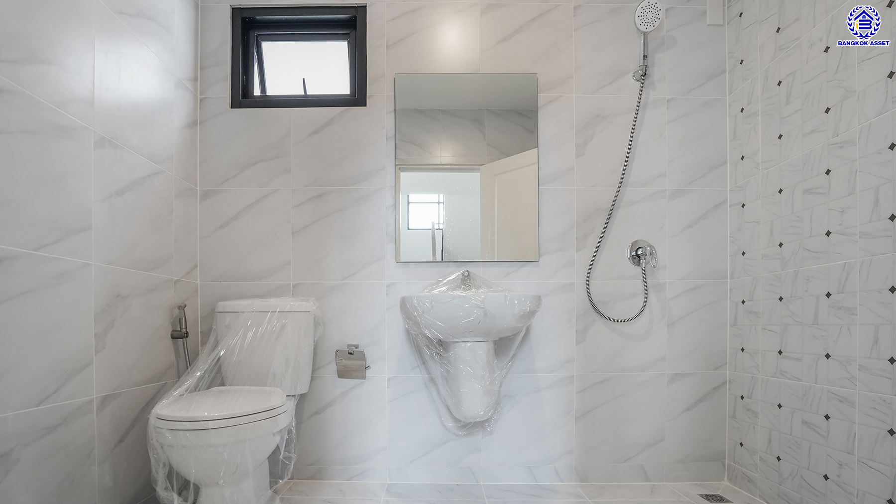 บ้านมือสองตกแต่งใหม่ โครงการ เพชรวัฒนะ เลียบคลองประปา บ้านเดี่ยวเนื้อที่ 50 ตร.ว. พื้นที่ใช้สอย 232.28 ตร.ม. พร้อมฟังก์ชัน 4 ห้องนอน 3 ห้องน้ำ จอดรถได้ 2 คัน บนทำเลเชื่อมต่อแจ้งวัฒนะ, ถนนศรีสมาน, ถนนสรงประภา เดินทางสะดวก ใกล้ทางด่วน "อุตราภิมุข" และรถไฟฟ้าสายสีชมพู "สถานีศรีรัช"...