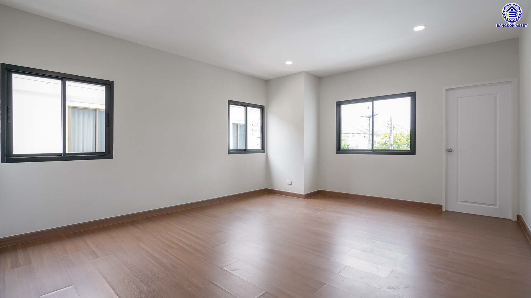 บ้านมือสองตกแต่งใหม่ โครงการ เพชรวัฒนะ เลียบคลองประปา บ้านเดี่ยวเนื้อที่ 50 ตร.ว. พื้นที่ใช้สอย 232.28 ตร.ม. พร้อมฟังก์ชัน 4 ห้องนอน 3 ห้องน้ำ จอดรถได้ 2 คัน บนทำเลเชื่อมต่อแจ้งวัฒนะ, ถนนศรีสมาน, ถนนสรงประภา เดินทางสะดวก ใกล้ทางด่วน "อุตราภิมุข" และรถไฟฟ้าสายสีชมพู "สถานีศรีรัช"...