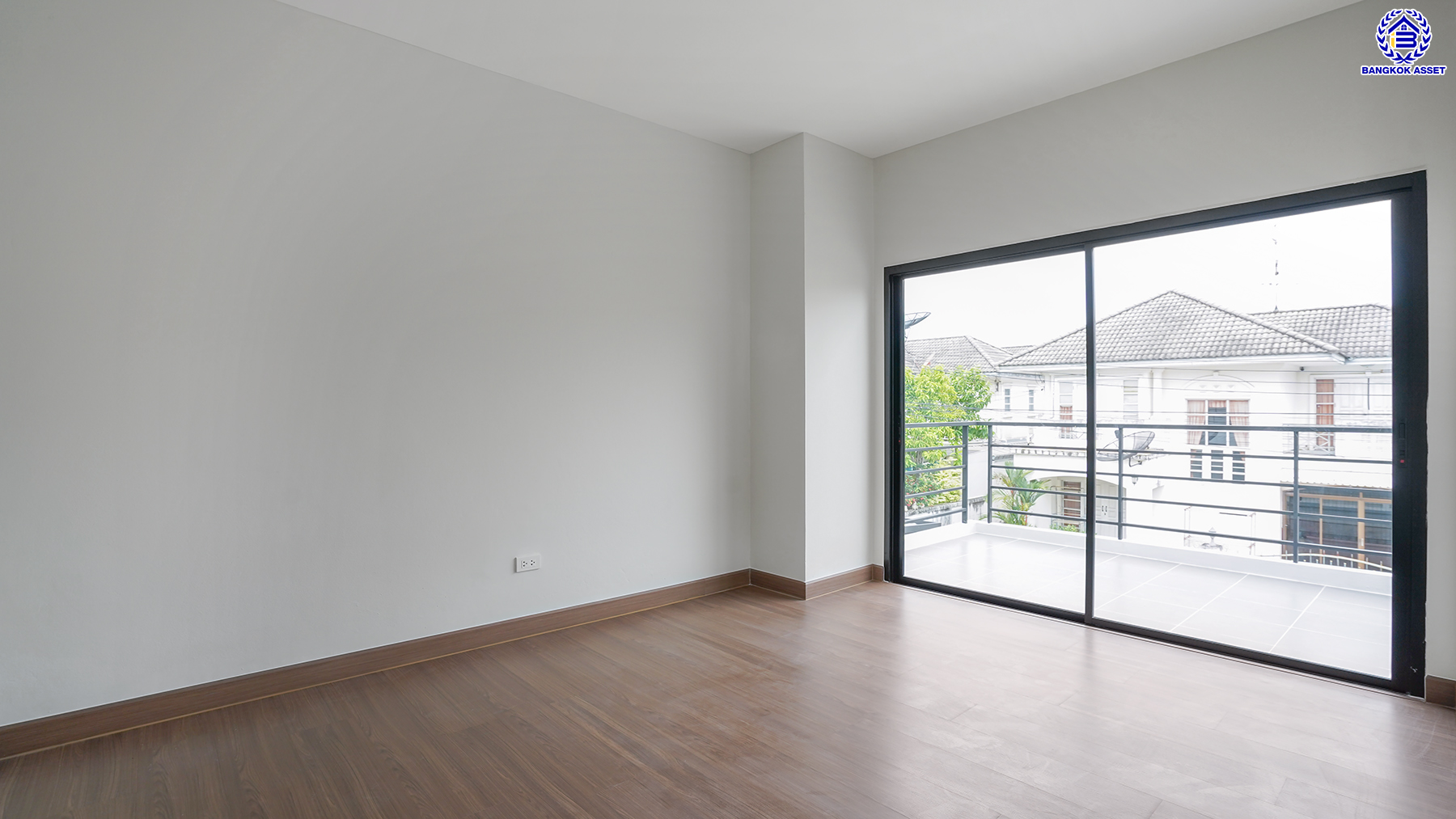 บ้านมือสองตกแต่งใหม่ โครงการ เพชรวัฒนะ เลียบคลองประปา บ้านเดี่ยวเนื้อที่ 50 ตร.ว. พื้นที่ใช้สอย 232.28 ตร.ม. พร้อมฟังก์ชัน 4 ห้องนอน 3 ห้องน้ำ จอดรถได้ 2 คัน บนทำเลเชื่อมต่อแจ้งวัฒนะ, ถนนศรีสมาน, ถนนสรงประภา เดินทางสะดวก ใกล้ทางด่วน "อุตราภิมุข" และรถไฟฟ้าสายสีชมพู "สถานีศรีรัช"...