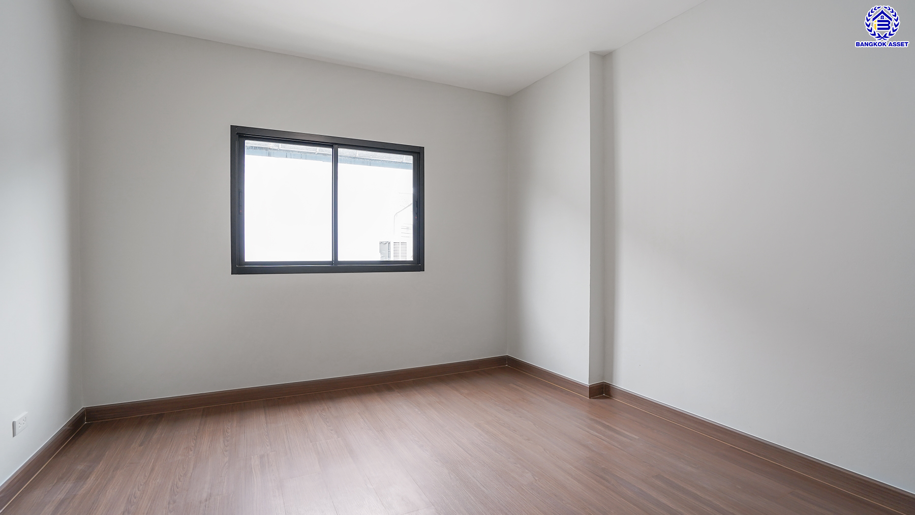 บ้านมือสองตกแต่งใหม่ โครงการ เพชรวัฒนะ เลียบคลองประปา บ้านเดี่ยวเนื้อที่ 50 ตร.ว. พื้นที่ใช้สอย 232.28 ตร.ม. พร้อมฟังก์ชัน 4 ห้องนอน 3 ห้องน้ำ จอดรถได้ 2 คัน บนทำเลเชื่อมต่อแจ้งวัฒนะ, ถนนศรีสมาน, ถนนสรงประภา เดินทางสะดวก ใกล้ทางด่วน "อุตราภิมุข" และรถไฟฟ้าสายสีชมพู "สถานีศรีรัช"...