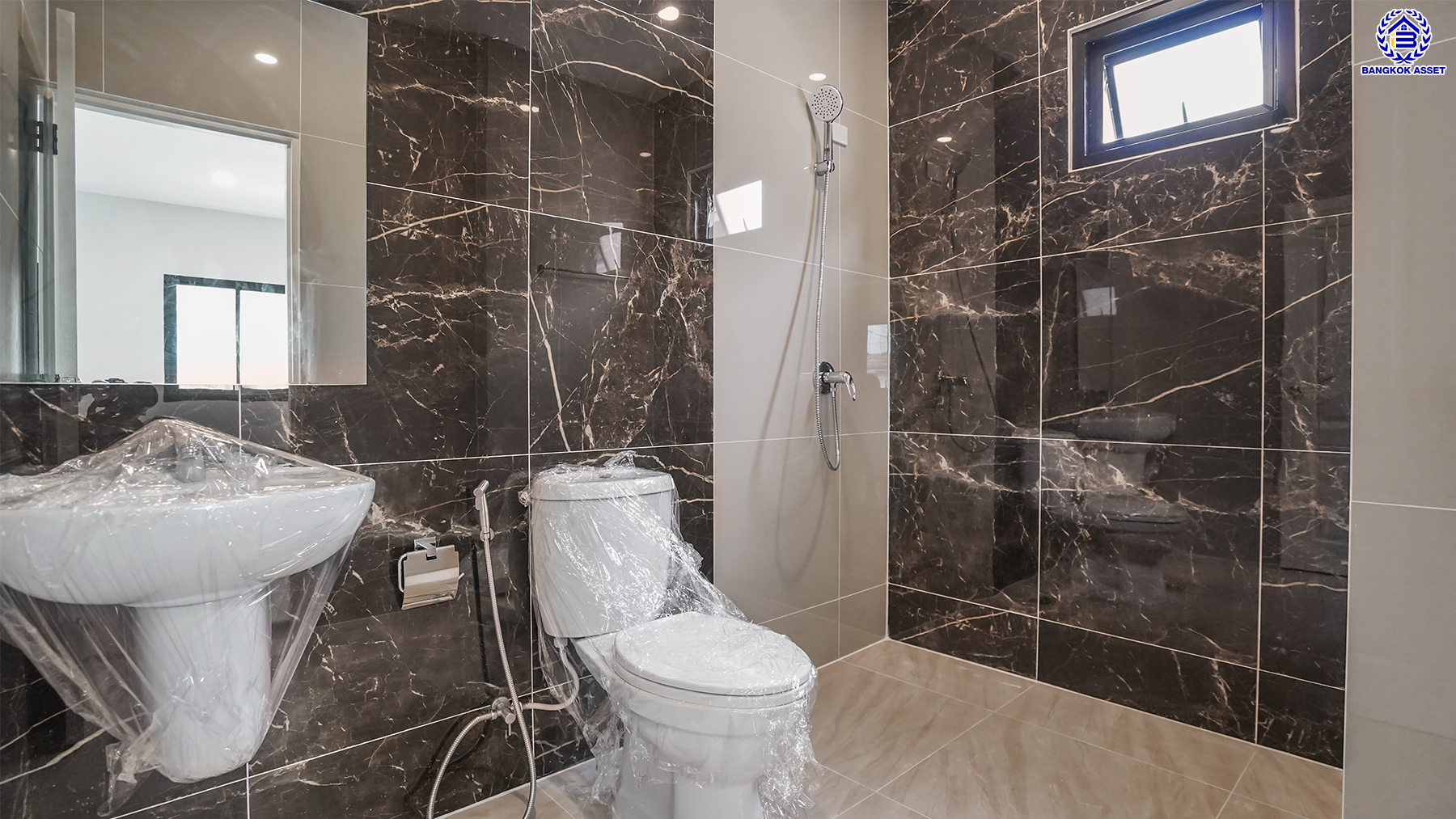 บ้านมือสองตกแต่งใหม่ โครงการ เพชรวัฒนะ เลียบคลองประปา บ้านเดี่ยวเนื้อที่ 50 ตร.ว. พื้นที่ใช้สอย 232.28 ตร.ม. พร้อมฟังก์ชัน 4 ห้องนอน 3 ห้องน้ำ จอดรถได้ 2 คัน บนทำเลเชื่อมต่อแจ้งวัฒนะ, ถนนศรีสมาน, ถนนสรงประภา เดินทางสะดวก ใกล้ทางด่วน "อุตราภิมุข" และรถไฟฟ้าสายสีชมพู "สถานีศรีรัช"...