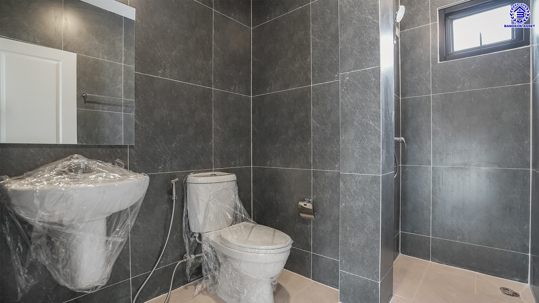 บ้านมือสองตกแต่งใหม่ โครงการ เพชรวัฒนะ เลียบคลองประปา บ้านเดี่ยวเนื้อที่ 50 ตร.ว. พื้นที่ใช้สอย 232.28 ตร.ม. พร้อมฟังก์ชัน 4 ห้องนอน 3 ห้องน้ำ จอดรถได้ 2 คัน บนทำเลเชื่อมต่อแจ้งวัฒนะ, ถนนศรีสมาน, ถนนสรงประภา เดินทางสะดวก ใกล้ทางด่วน "อุตราภิมุข" และรถไฟฟ้าสายสีชมพู "สถานีศรีรัช"...