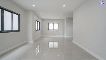 บ้านมือสองตกแต่งใหม่ โครงการ เพชรวัฒนะ เลียบคลองประปา บ้านเดี่ยวเนื้อที่ 50 ตร.ว. พื้นที่ใช้สอย 232.28 ตร.ม. พร้อมฟังก์ชัน 4 ห้องนอน 3 ห้องน้ำ จอดรถได้ 2 คัน บนทำเลเชื่อมต่อแจ้งวัฒนะ, ถนนศรีสมาน, ถนนสรงประภา เดินทางสะดวก ใกล้ทางด่วน "อุตราภิมุข" และรถไฟฟ้าสายสีชมพู "สถานีศรีรัช"...