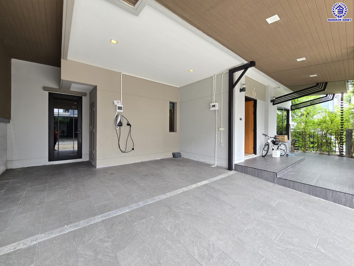 บ้านแฝดมือสองนนทบุรี โครงการ เวนิว เวสต์เกต กาญจนาภิเษก หลังมุม เนื้อที่ 38.20 ตร.ว. พื้นที่ใช้สอย 170 ตร.ม. ฟังก์ชัน 3 ห้องนอน 3 ห้องน้ำ 2 ที่จอดรถ แถมฟรี! เครื่องปรับอากาศ และ เครื่องทำนำอุ่น ทำเลเดินทางสะดวก เชื่อมต่อถนนกาญจนาภิเษก ถนนคลองถนน ถนนแก้วอินทร์ ใกล้ห้างสรรพสินค้าเซ็นทรัล เวสต์เกต รถไฟฟ้าสายสีม่วง "สถานีตลาดบางใหญ่" และจุดขึ้นมอเตอร์เวย์M81 "บางใหญ่ - กาญจนบุรี"