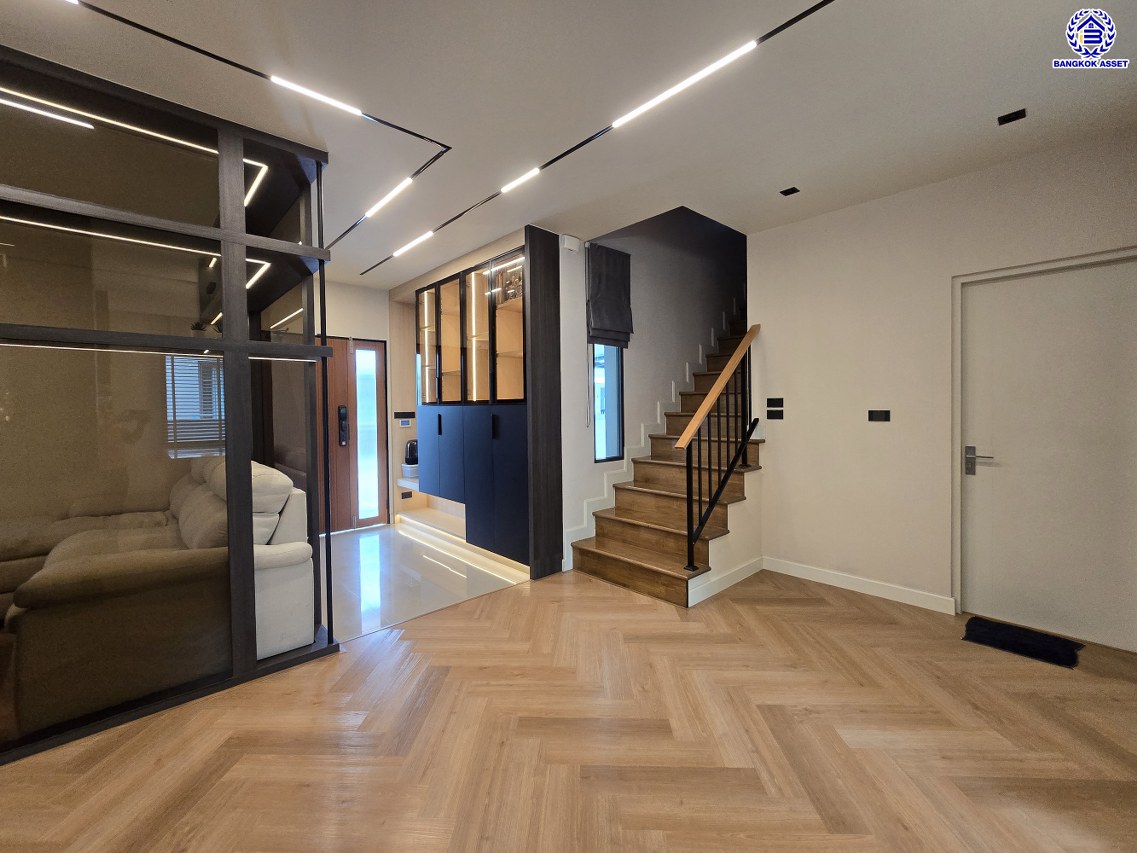 บ้านแฝดมือสองนนทบุรี โครงการ เวนิว เวสต์เกต กาญจนาภิเษก หลังมุม เนื้อที่ 38.20 ตร.ว. พื้นที่ใช้สอย 170 ตร.ม. ฟังก์ชัน 3 ห้องนอน 3 ห้องน้ำ 2 ที่จอดรถ แถมฟรี! เครื่องปรับอากาศ และ เครื่องทำนำอุ่น ทำเลเดินทางสะดวก เชื่อมต่อถนนกาญจนาภิเษก ถนนคลองถนน ถนนแก้วอินทร์ ใกล้ห้างสรรพสินค้าเซ็นทรัล เวสต์เกต รถไฟฟ้าสายสีม่วง "สถานีตลาดบางใหญ่" และจุดขึ้นมอเตอร์เวย์M81 "บางใหญ่ - กาญจนบุรี"