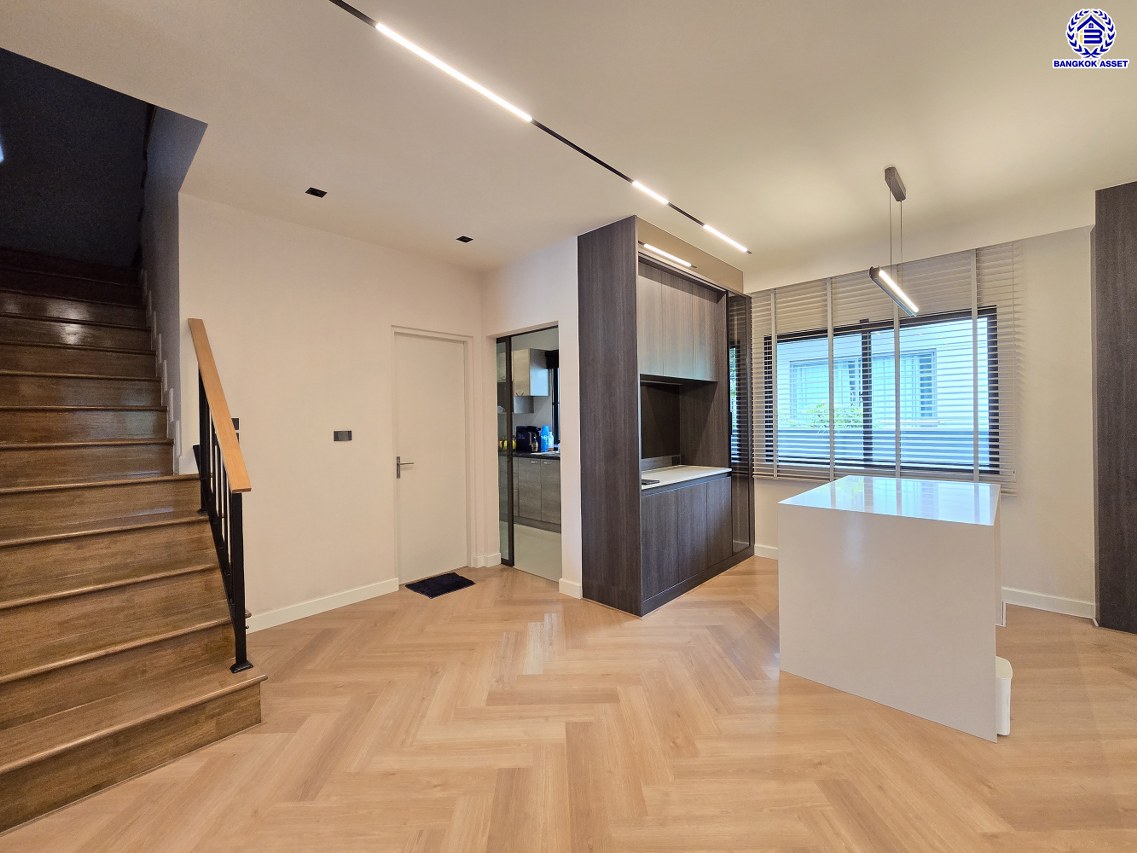 บ้านแฝดมือสองนนทบุรี โครงการ เวนิว เวสต์เกต กาญจนาภิเษก หลังมุม เนื้อที่ 38.20 ตร.ว. พื้นที่ใช้สอย 170 ตร.ม. ฟังก์ชัน 3 ห้องนอน 3 ห้องน้ำ 2 ที่จอดรถ แถมฟรี! เครื่องปรับอากาศ และ เครื่องทำนำอุ่น ทำเลเดินทางสะดวก เชื่อมต่อถนนกาญจนาภิเษก ถนนคลองถนน ถนนแก้วอินทร์ ใกล้ห้างสรรพสินค้าเซ็นทรัล เวสต์เกต รถไฟฟ้าสายสีม่วง "สถานีตลาดบางใหญ่" และจุดขึ้นมอเตอร์เวย์M81 "บางใหญ่ - กาญจนบุรี"