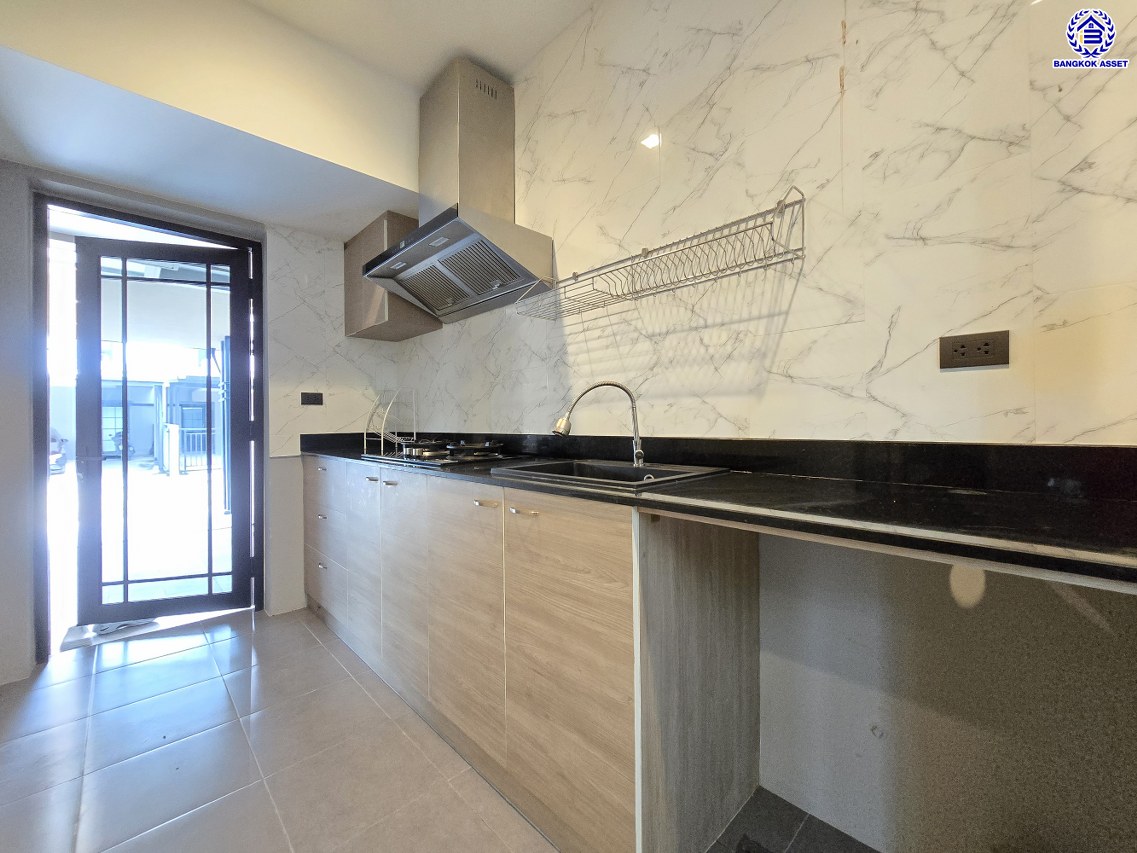 บ้านแฝดมือสองนนทบุรี โครงการ เวนิว เวสต์เกต กาญจนาภิเษก หลังมุม เนื้อที่ 38.20 ตร.ว. พื้นที่ใช้สอย 170 ตร.ม. ฟังก์ชัน 3 ห้องนอน 3 ห้องน้ำ 2 ที่จอดรถ แถมฟรี! เครื่องปรับอากาศ และ เครื่องทำนำอุ่น ทำเลเดินทางสะดวก เชื่อมต่อถนนกาญจนาภิเษก ถนนคลองถนน ถนนแก้วอินทร์ ใกล้ห้างสรรพสินค้าเซ็นทรัล เวสต์เกต รถไฟฟ้าสายสีม่วง "สถานีตลาดบางใหญ่" และจุดขึ้นมอเตอร์เวย์M81 "บางใหญ่ - กาญจนบุรี"