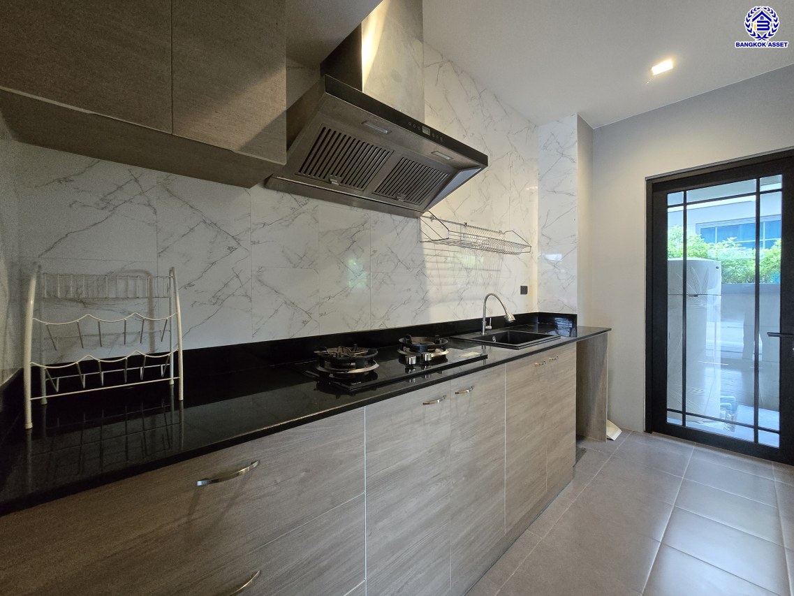 บ้านแฝดมือสองนนทบุรี โครงการ เวนิว เวสต์เกต กาญจนาภิเษก หลังมุม เนื้อที่ 38.20 ตร.ว. พื้นที่ใช้สอย 170 ตร.ม. ฟังก์ชัน 3 ห้องนอน 3 ห้องน้ำ 2 ที่จอดรถ แถมฟรี! เครื่องปรับอากาศ และ เครื่องทำนำอุ่น ทำเลเดินทางสะดวก เชื่อมต่อถนนกาญจนาภิเษก ถนนคลองถนน ถนนแก้วอินทร์ ใกล้ห้างสรรพสินค้าเซ็นทรัล เวสต์เกต รถไฟฟ้าสายสีม่วง "สถานีตลาดบางใหญ่" และจุดขึ้นมอเตอร์เวย์M81 "บางใหญ่ - กาญจนบุรี"