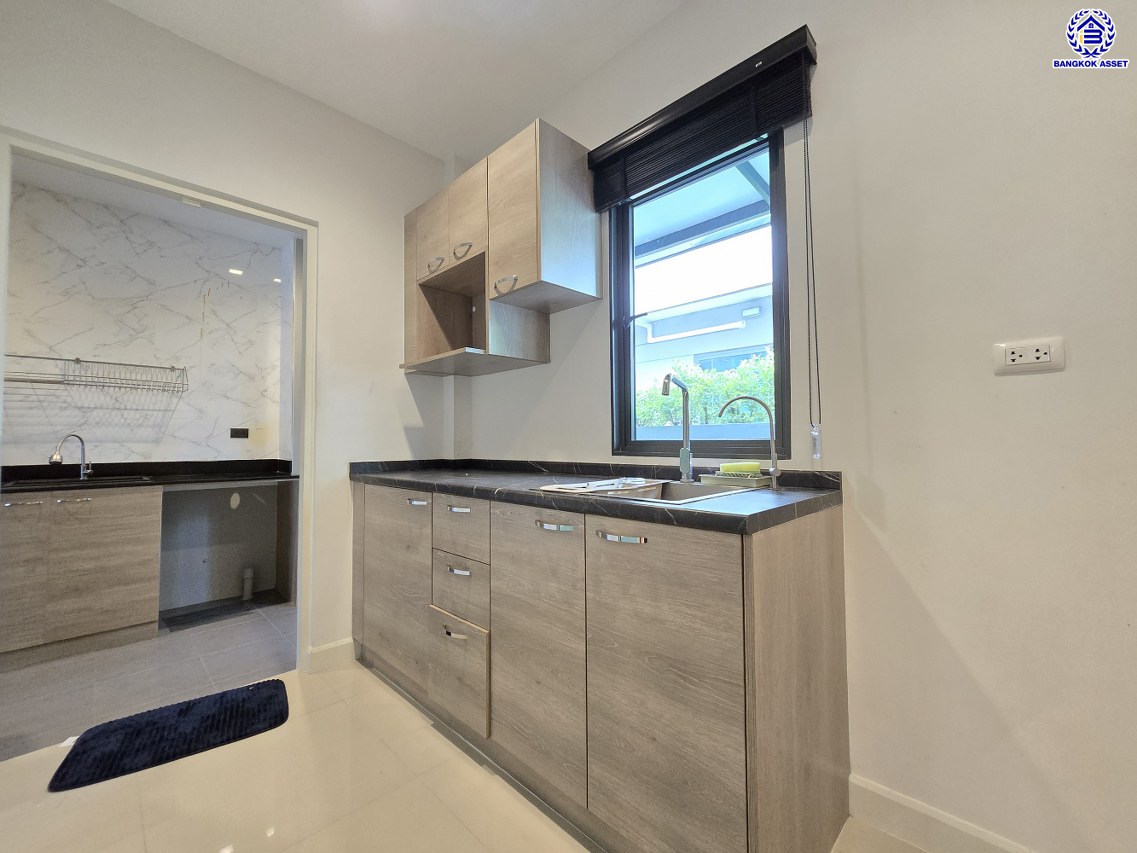 บ้านแฝดมือสองนนทบุรี โครงการ เวนิว เวสต์เกต กาญจนาภิเษก หลังมุม เนื้อที่ 38.20 ตร.ว. พื้นที่ใช้สอย 170 ตร.ม. ฟังก์ชัน 3 ห้องนอน 3 ห้องน้ำ 2 ที่จอดรถ แถมฟรี! เครื่องปรับอากาศ และ เครื่องทำนำอุ่น ทำเลเดินทางสะดวก เชื่อมต่อถนนกาญจนาภิเษก ถนนคลองถนน ถนนแก้วอินทร์ ใกล้ห้างสรรพสินค้าเซ็นทรัล เวสต์เกต รถไฟฟ้าสายสีม่วง "สถานีตลาดบางใหญ่" และจุดขึ้นมอเตอร์เวย์M81 "บางใหญ่ - กาญจนบุรี"