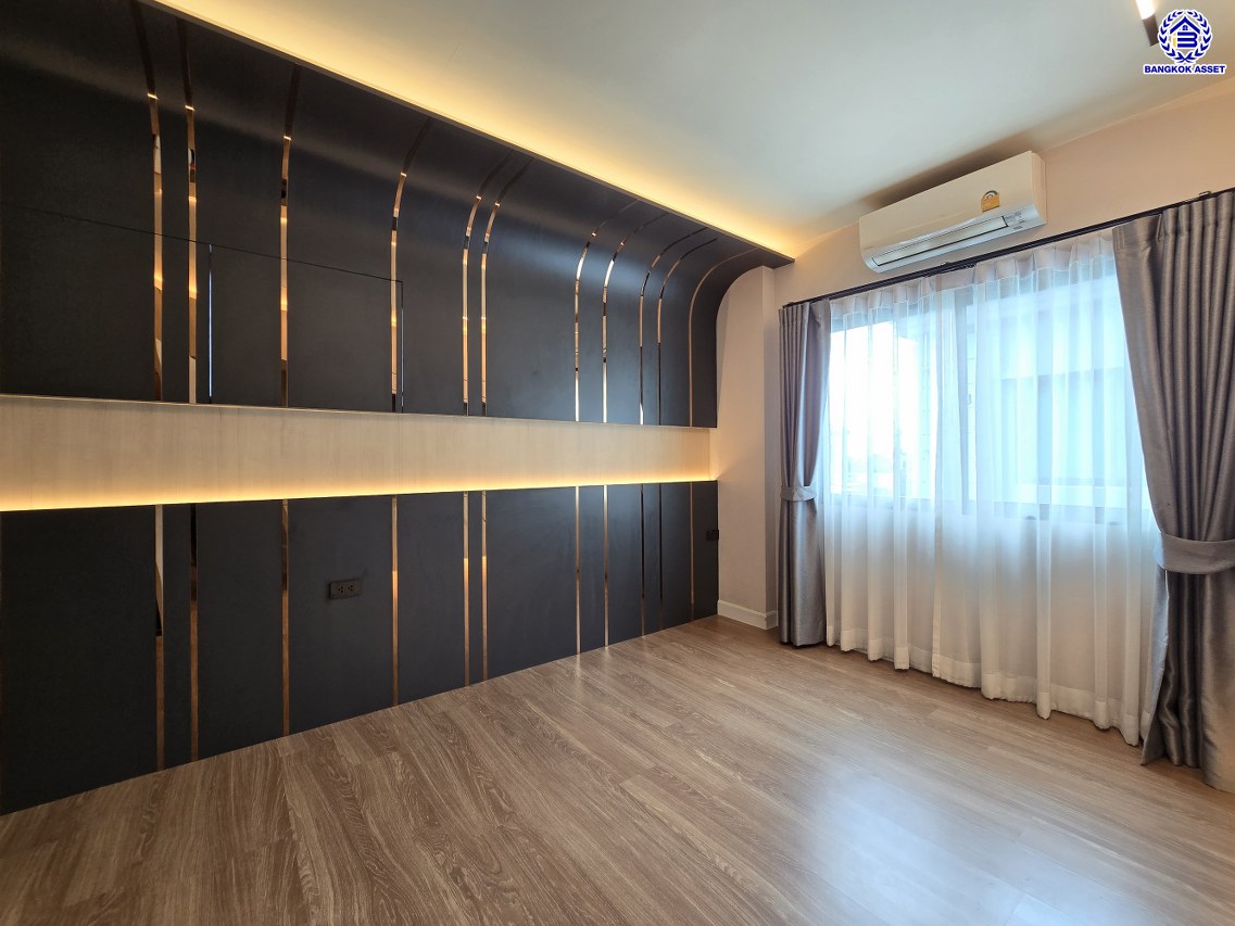 บ้านแฝดมือสองนนทบุรี โครงการ เวนิว เวสต์เกต กาญจนาภิเษก หลังมุม เนื้อที่ 38.20 ตร.ว. พื้นที่ใช้สอย 170 ตร.ม. ฟังก์ชัน 3 ห้องนอน 3 ห้องน้ำ 2 ที่จอดรถ แถมฟรี! เครื่องปรับอากาศ และ เครื่องทำนำอุ่น ทำเลเดินทางสะดวก เชื่อมต่อถนนกาญจนาภิเษก ถนนคลองถนน ถนนแก้วอินทร์ ใกล้ห้างสรรพสินค้าเซ็นทรัล เวสต์เกต รถไฟฟ้าสายสีม่วง "สถานีตลาดบางใหญ่" และจุดขึ้นมอเตอร์เวย์M81 "บางใหญ่ - กาญจนบุรี"