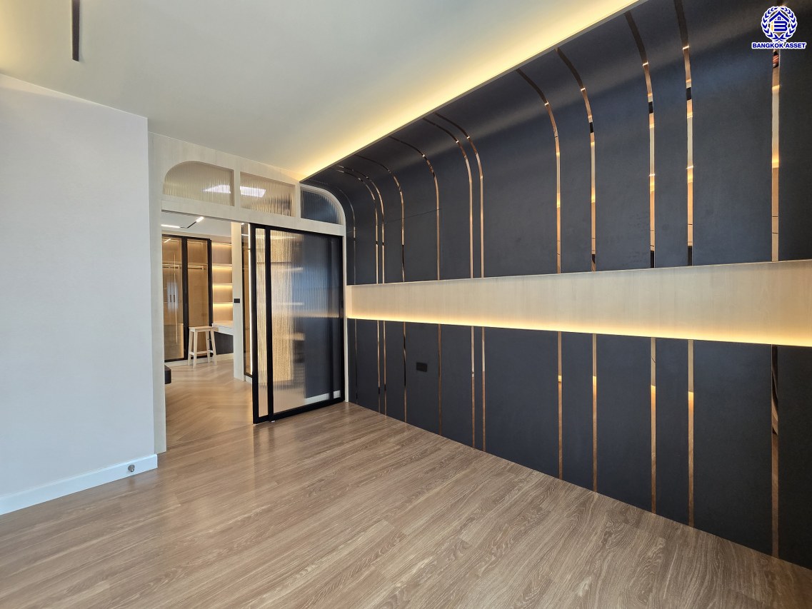 บ้านแฝดมือสองนนทบุรี โครงการ เวนิว เวสต์เกต กาญจนาภิเษก หลังมุม เนื้อที่ 38.20 ตร.ว. พื้นที่ใช้สอย 170 ตร.ม. ฟังก์ชัน 3 ห้องนอน 3 ห้องน้ำ 2 ที่จอดรถ แถมฟรี! เครื่องปรับอากาศ และ เครื่องทำนำอุ่น ทำเลเดินทางสะดวก เชื่อมต่อถนนกาญจนาภิเษก ถนนคลองถนน ถนนแก้วอินทร์ ใกล้ห้างสรรพสินค้าเซ็นทรัล เวสต์เกต รถไฟฟ้าสายสีม่วง "สถานีตลาดบางใหญ่" และจุดขึ้นมอเตอร์เวย์M81 "บางใหญ่ - กาญจนบุรี"