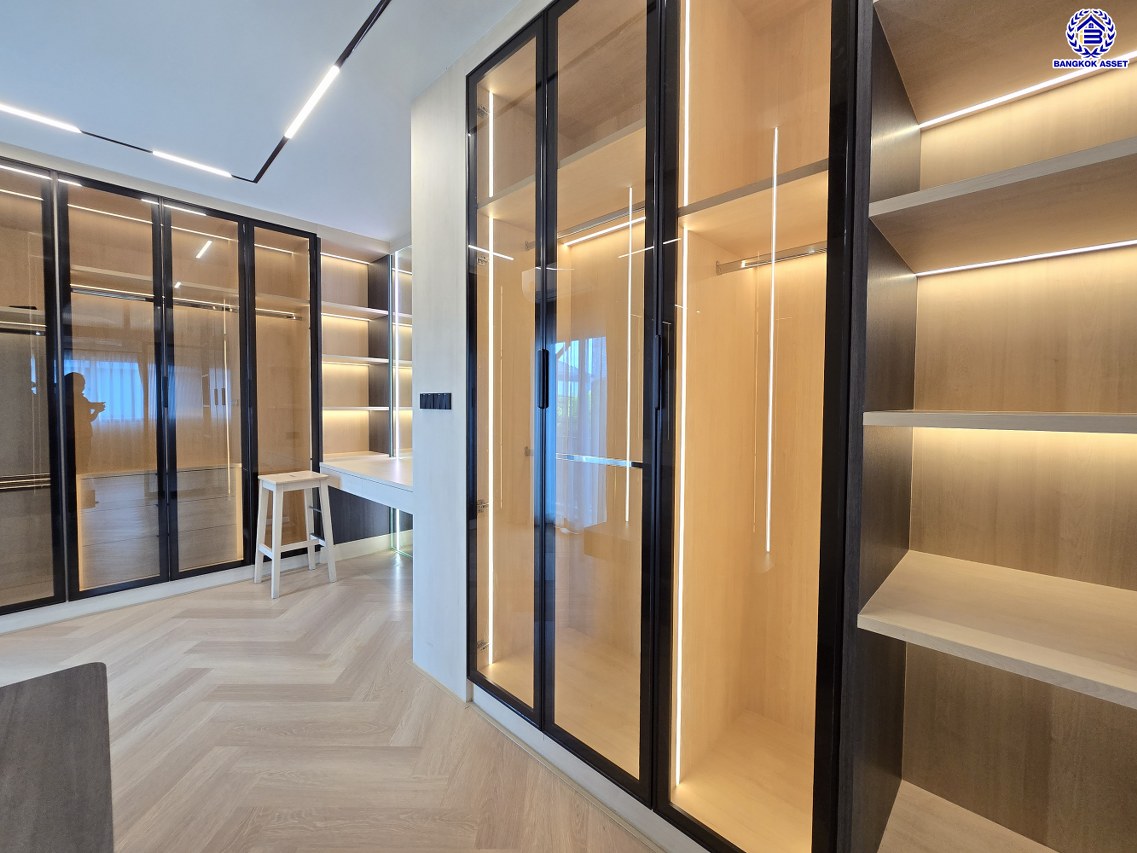 บ้านแฝดมือสองนนทบุรี โครงการ เวนิว เวสต์เกต กาญจนาภิเษก หลังมุม เนื้อที่ 38.20 ตร.ว. พื้นที่ใช้สอย 170 ตร.ม. ฟังก์ชัน 3 ห้องนอน 3 ห้องน้ำ 2 ที่จอดรถ แถมฟรี! เครื่องปรับอากาศ และ เครื่องทำนำอุ่น ทำเลเดินทางสะดวก เชื่อมต่อถนนกาญจนาภิเษก ถนนคลองถนน ถนนแก้วอินทร์ ใกล้ห้างสรรพสินค้าเซ็นทรัล เวสต์เกต รถไฟฟ้าสายสีม่วง "สถานีตลาดบางใหญ่" และจุดขึ้นมอเตอร์เวย์M81 "บางใหญ่ - กาญจนบุรี"