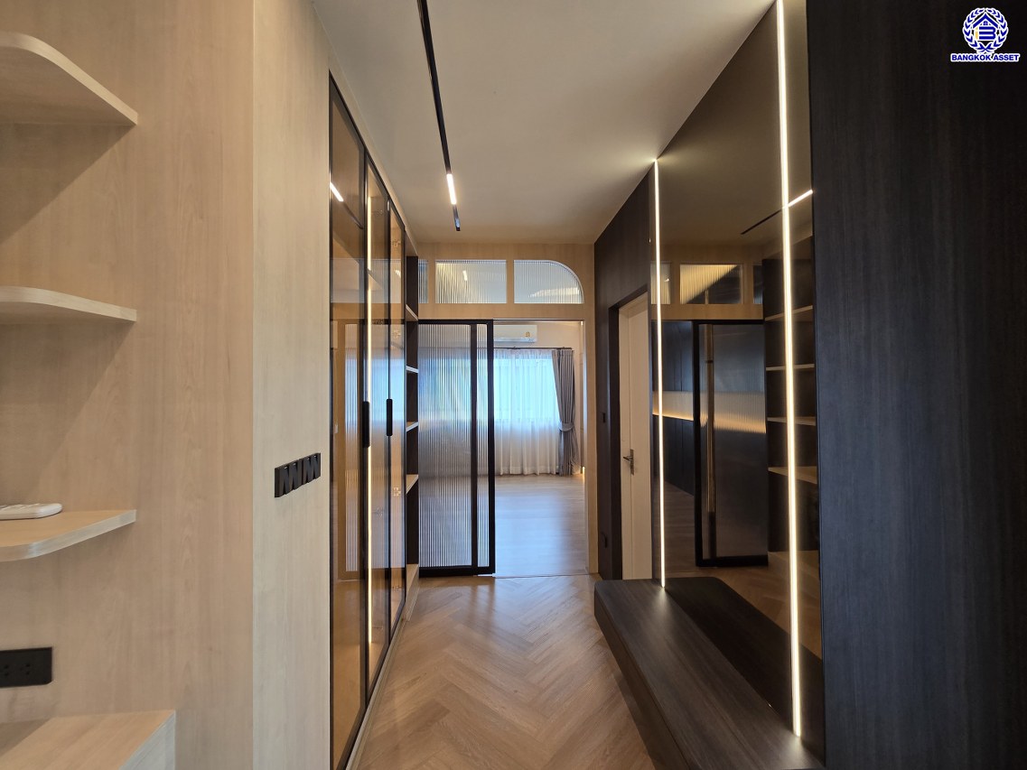 บ้านแฝดมือสองนนทบุรี โครงการ เวนิว เวสต์เกต กาญจนาภิเษก หลังมุม เนื้อที่ 38.20 ตร.ว. พื้นที่ใช้สอย 170 ตร.ม. ฟังก์ชัน 3 ห้องนอน 3 ห้องน้ำ 2 ที่จอดรถ แถมฟรี! เครื่องปรับอากาศ และ เครื่องทำนำอุ่น ทำเลเดินทางสะดวก เชื่อมต่อถนนกาญจนาภิเษก ถนนคลองถนน ถนนแก้วอินทร์ ใกล้ห้างสรรพสินค้าเซ็นทรัล เวสต์เกต รถไฟฟ้าสายสีม่วง "สถานีตลาดบางใหญ่" และจุดขึ้นมอเตอร์เวย์M81 "บางใหญ่ - กาญจนบุรี"