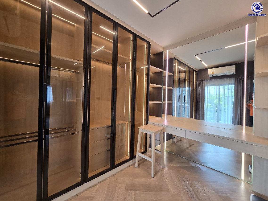 บ้านแฝดมือสองนนทบุรี โครงการ เวนิว เวสต์เกต กาญจนาภิเษก หลังมุม เนื้อที่ 38.20 ตร.ว. พื้นที่ใช้สอย 170 ตร.ม. ฟังก์ชัน 3 ห้องนอน 3 ห้องน้ำ 2 ที่จอดรถ แถมฟรี! เครื่องปรับอากาศ และ เครื่องทำนำอุ่น ทำเลเดินทางสะดวก เชื่อมต่อถนนกาญจนาภิเษก ถนนคลองถนน ถนนแก้วอินทร์ ใกล้ห้างสรรพสินค้าเซ็นทรัล เวสต์เกต รถไฟฟ้าสายสีม่วง "สถานีตลาดบางใหญ่" และจุดขึ้นมอเตอร์เวย์M81 "บางใหญ่ - กาญจนบุรี"