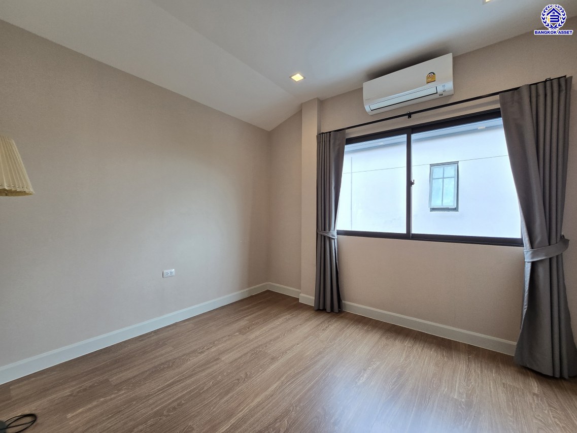 บ้านแฝดมือสองนนทบุรี โครงการ เวนิว เวสต์เกต กาญจนาภิเษก หลังมุม เนื้อที่ 38.20 ตร.ว. พื้นที่ใช้สอย 170 ตร.ม. ฟังก์ชัน 3 ห้องนอน 3 ห้องน้ำ 2 ที่จอดรถ แถมฟรี! เครื่องปรับอากาศ และ เครื่องทำนำอุ่น ทำเลเดินทางสะดวก เชื่อมต่อถนนกาญจนาภิเษก ถนนคลองถนน ถนนแก้วอินทร์ ใกล้ห้างสรรพสินค้าเซ็นทรัล เวสต์เกต รถไฟฟ้าสายสีม่วง "สถานีตลาดบางใหญ่" และจุดขึ้นมอเตอร์เวย์M81 "บางใหญ่ - กาญจนบุรี"