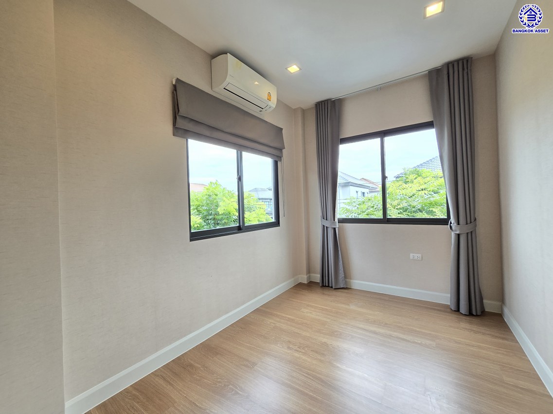 บ้านแฝดมือสองนนทบุรี โครงการ เวนิว เวสต์เกต กาญจนาภิเษก หลังมุม เนื้อที่ 38.20 ตร.ว. พื้นที่ใช้สอย 170 ตร.ม. ฟังก์ชัน 3 ห้องนอน 3 ห้องน้ำ 2 ที่จอดรถ แถมฟรี! เครื่องปรับอากาศ และ เครื่องทำนำอุ่น ทำเลเดินทางสะดวก เชื่อมต่อถนนกาญจนาภิเษก ถนนคลองถนน ถนนแก้วอินทร์ ใกล้ห้างสรรพสินค้าเซ็นทรัล เวสต์เกต รถไฟฟ้าสายสีม่วง "สถานีตลาดบางใหญ่" และจุดขึ้นมอเตอร์เวย์M81 "บางใหญ่ - กาญจนบุรี"