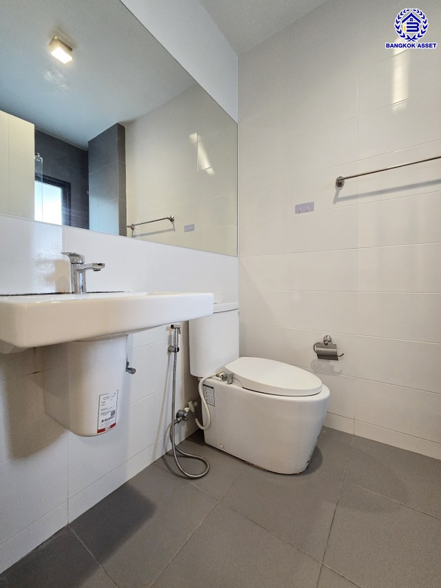 บ้านแฝดมือสองนนทบุรี โครงการ เวนิว เวสต์เกต กาญจนาภิเษก หลังมุม เนื้อที่ 38.20 ตร.ว. พื้นที่ใช้สอย 170 ตร.ม. ฟังก์ชัน 3 ห้องนอน 3 ห้องน้ำ 2 ที่จอดรถ แถมฟรี! เครื่องปรับอากาศ และ เครื่องทำนำอุ่น ทำเลเดินทางสะดวก เชื่อมต่อถนนกาญจนาภิเษก ถนนคลองถนน ถนนแก้วอินทร์ ใกล้ห้างสรรพสินค้าเซ็นทรัล เวสต์เกต รถไฟฟ้าสายสีม่วง "สถานีตลาดบางใหญ่" และจุดขึ้นมอเตอร์เวย์M81 "บางใหญ่ - กาญจนบุรี"