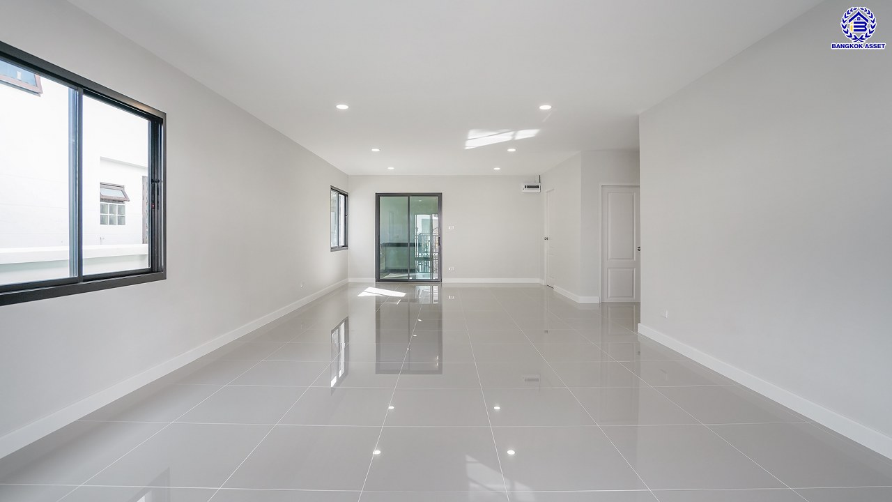 บ้านมือสองตกแต่งใหม่ โครงการ พงษ์ศิริชัย พุทธมณฑลสาย3 เนื้อที่ 51 ตร.ว. พื้นที่ใช้สอยถึง 211.17 ตร.ม. ฟังก์ชันจัดเต็ม 4 ห้องนอน 3 ห้องน้ำ บนทำเลเชื่อมต่อเมืองอย่างรวดเร็ว ใกล้ทางคู่ขนานลอยฟ้าบรมราชชนนี ทางด่วน "กาญจนาภิเษก" ม.มหิดล และเซ็นทรัลปิ่นเกล้า