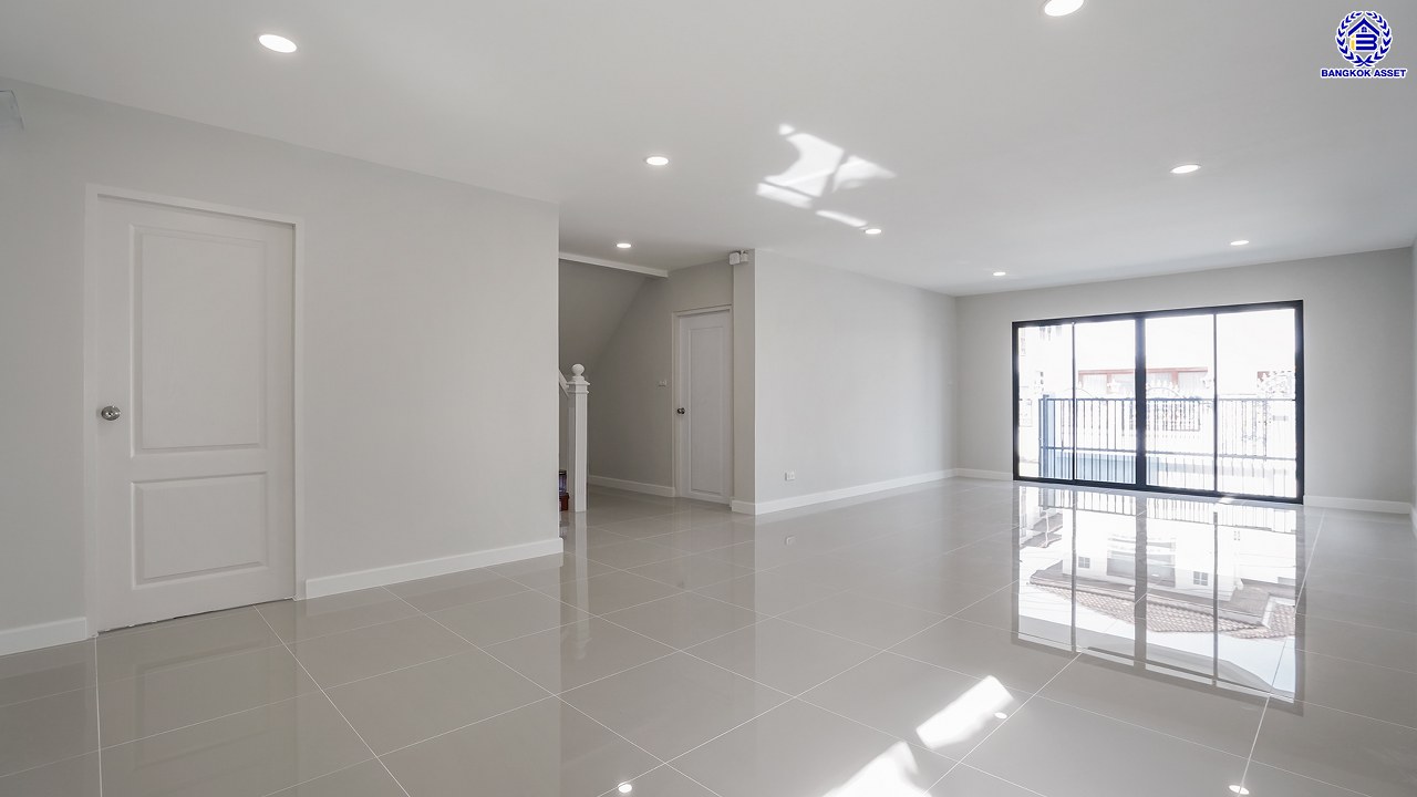 บ้านมือสองตกแต่งใหม่ โครงการ พงษ์ศิริชัย พุทธมณฑลสาย3 เนื้อที่ 51 ตร.ว. พื้นที่ใช้สอยถึง 211.17 ตร.ม. ฟังก์ชันจัดเต็ม 4 ห้องนอน 3 ห้องน้ำ บนทำเลเชื่อมต่อเมืองอย่างรวดเร็ว ใกล้ทางคู่ขนานลอยฟ้าบรมราชชนนี ทางด่วน "กาญจนาภิเษก" ม.มหิดล และเซ็นทรัลปิ่นเกล้า